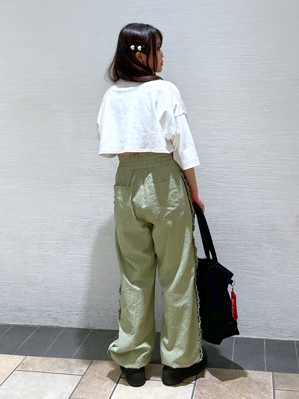 「ミルクフェド、ミルクフェド(MILKFED.)、MILKFED.、ワイドパンツ、ラッフルフリル、トートバッグ、キャンバスバッグ、オーバーサイズ、春のNewスタイル、カットソー、お出かけコーデ、ライトグリーン、aqostudiospace、春服コーデ、大人可愛い」｜「MILKFED.のCROPPED TOP（Tシャツ/カットソー、ホワイト系）」を使った、レイナさん（レディース・154cm）の春コーディネートの2枚目の写真