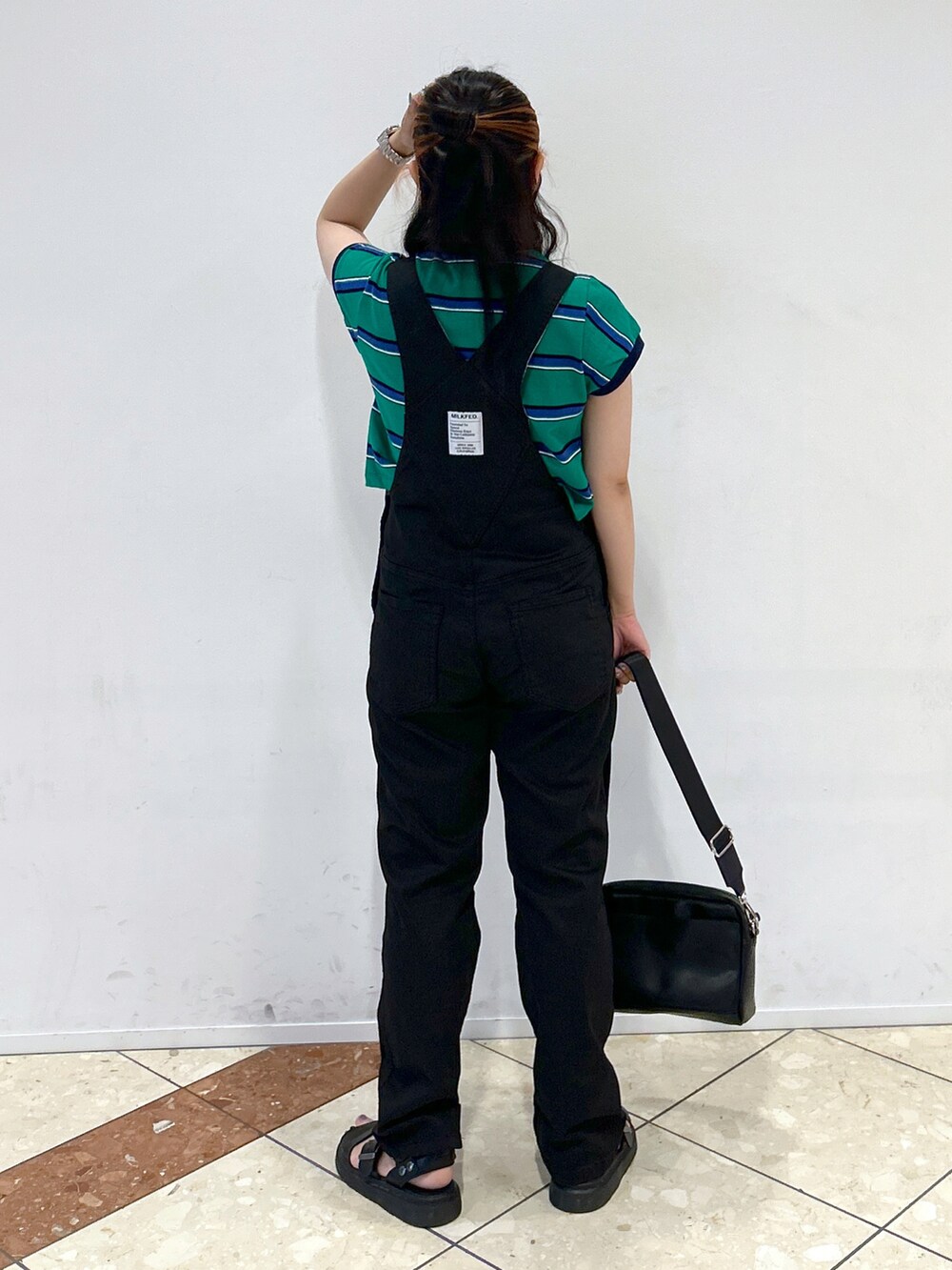 「WEARyouthコーデ、ZOZOセール2023夏、ミルクフェド、ミルクフェド(MILKFED.)、MILKFED.、Dr.Martens、ストライプ、オーバーオール、骨格ウェーブ、おでかけコーデ、休日コーデ、ootd、サンダルコーデ、グリーン、ストリートコーデ」｜「MILKFED.のSLIM FIT OVERALLS（サロペット/オーバーオール、ブラック系）」を使った、レイナさん（レディース・154cm）の夏コーディネートの2枚目の写真