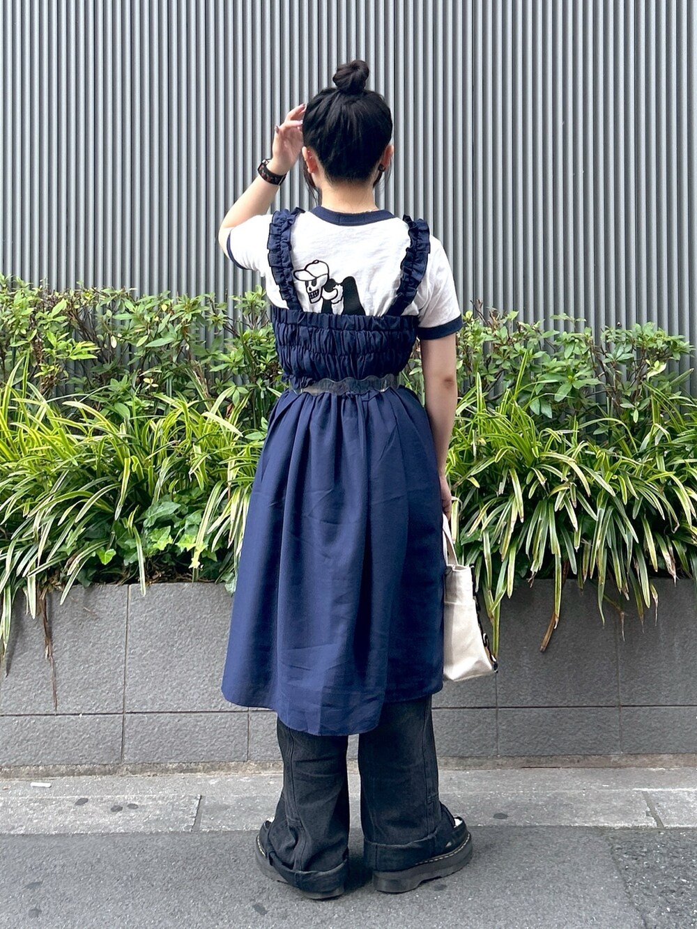 「MILKFED.、ミルクフェド、ミルクフェド(MILKFED.)、ショルダーバッグ、フリル、おだんごヘアー、154cm、２ＷＡＹ、リンガーTシャツ、ブルー、ネイビー、夏コーデ、今日のコーデ、ootd、カラーコーデ」｜「MILKFED.のWAVE BELT（ベルト、その他）」を使った、レイナさん（レディース・154cm）の夏コーディネートの2枚目の写真
