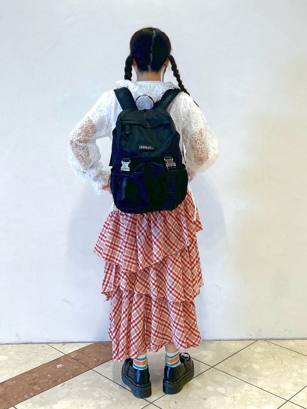 「ミルクフェド、MILKFED.、ミルクフェド(MILKFED.)、カーディガン、レース、チビT、リュック、ティアードスカート、チェックスカート、レッド、春のNewスタイル、レイヤードスタイル、パステルカラー、お出かけコーデ、春服コーデ」｜「MILKFED.のPLAID TIERED SKIRT（スカート、レッド系）」を使った、レイナさん（レディース・154cm）の春コーディネートの2枚目の写真