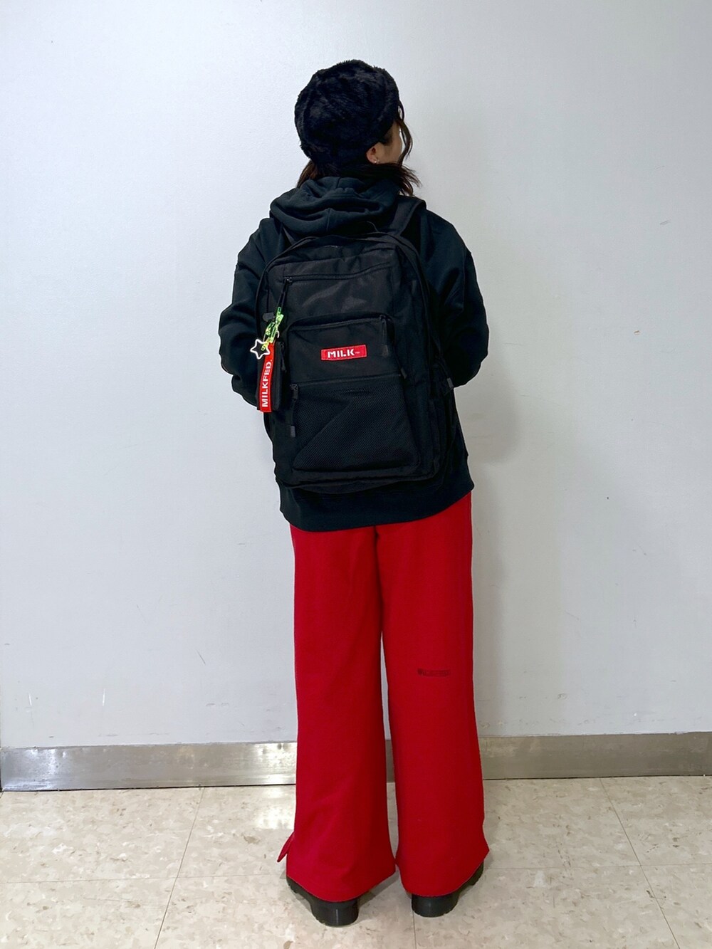 「ミルクフェド、ミルクフェド(MILKFED.)、MILKFED.、パーカー、ワイドパンツ、リュック、バックパック、ストリート、メンズライク、冬を彩る色いろコーデ、赤、スウェット、大人カジュアル、ootd、骨格ウェーブ」｜「MILKFED.のW ZIP BACKPACK/大容量　リュックサック/バックパック（バックパック/リュック、レッド系）」を使った、レイナさん（レディース・154cm）の冬コーディネートの2枚目の写真