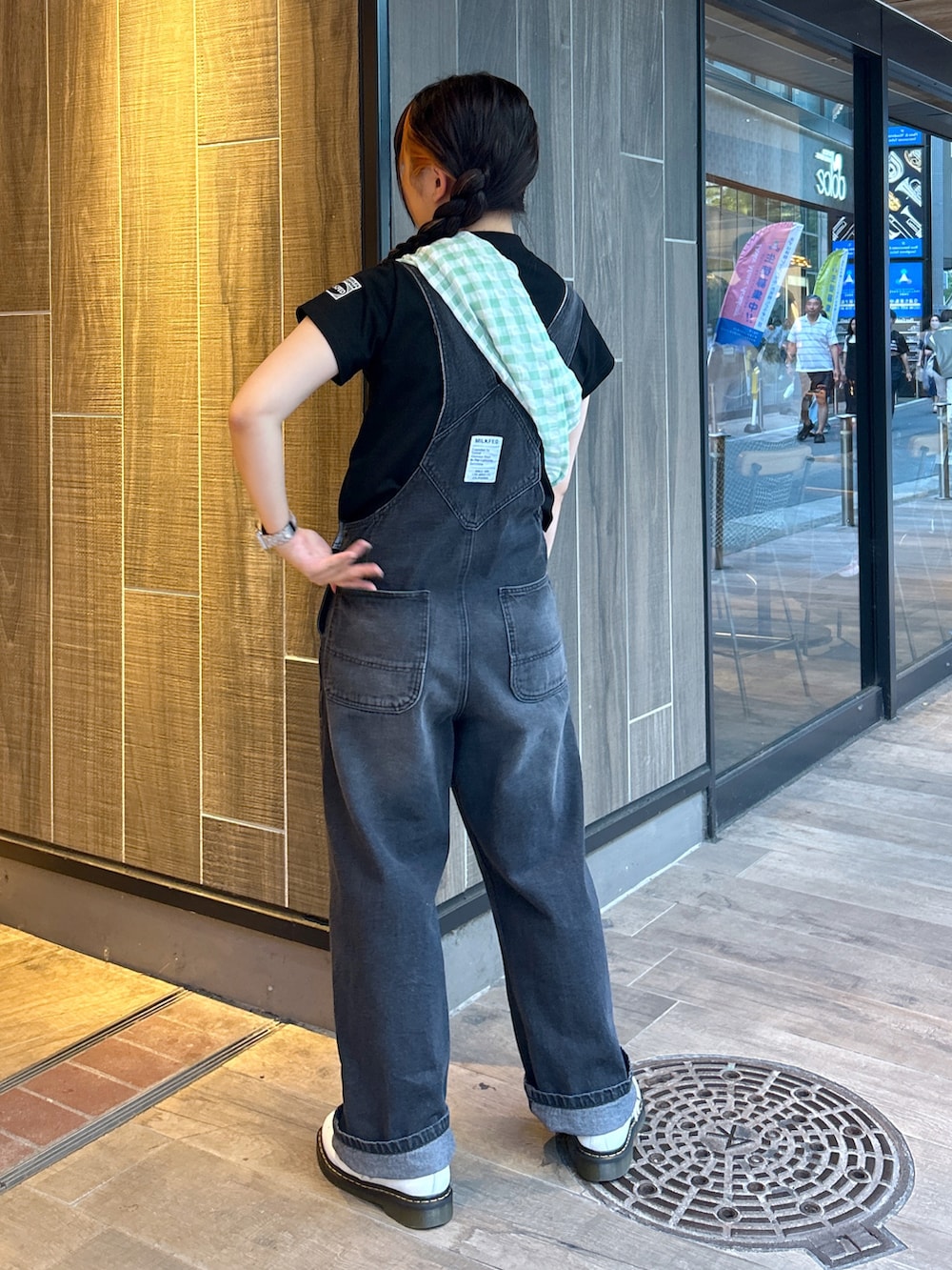 「ZOZOセール2023夏、ミルクフェド、ミルクフェド(MILKFED.)、MILKFED.、オーバーオール、ギンガムチェック、ギンガムチェックシャツ、Dr.Martens、チビT、おしゃれさんと繋がりたい、オトナカジュアル、今日のコーデ、シャツ好き集まれ、シンプルコーデ、シースルー」｜「MILKFED.のDENIM OVERALLS（サロペット/オーバーオール、ブラック系）」を使った、レイナさん（レディース・154cm）の夏コーディネートの2枚目の写真