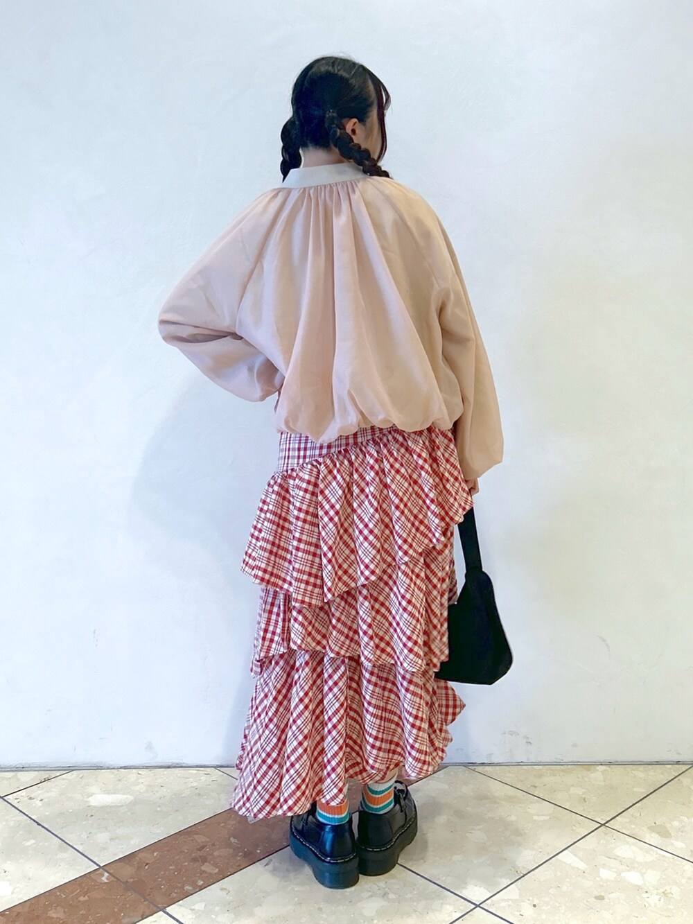 「ミルクフェド、ミルクフェド(MILKFED.)、MILKFED.、ブルゾン、チュール、チェックスカート、ティアードスカート、ハンドバッグ、ピンクコーデ、春服みてみて、お出かけコーデ、大人かわいい、春服コーデ、ootd、お花見コーデ」｜「MILKFED.のPLAID TIERED SKIRT（スカート、レッド系）」を使った、レイナさん（レディース・154cm）の春コーディネートの2枚目の写真