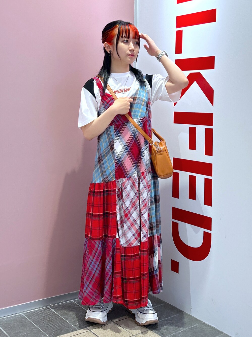 「WEARyouthコーデ、初夏コーデ、チェック、ワンピース、ミルクフェド、ミルクフェド(MILKFED.)、MILKFED.、milkfed._ootd、厚底シューズ、休日スタイル、ゆったりコーデ、体型カバー、ラフコーデ、ママファッション、カジュアルガーリー」｜「MILKFED.のPLAID PATCHWORK DRESS（ワンピース、レッド系）」を使った、レイナさん（レディース・154cm）の夏コーディネートの2枚目の写真