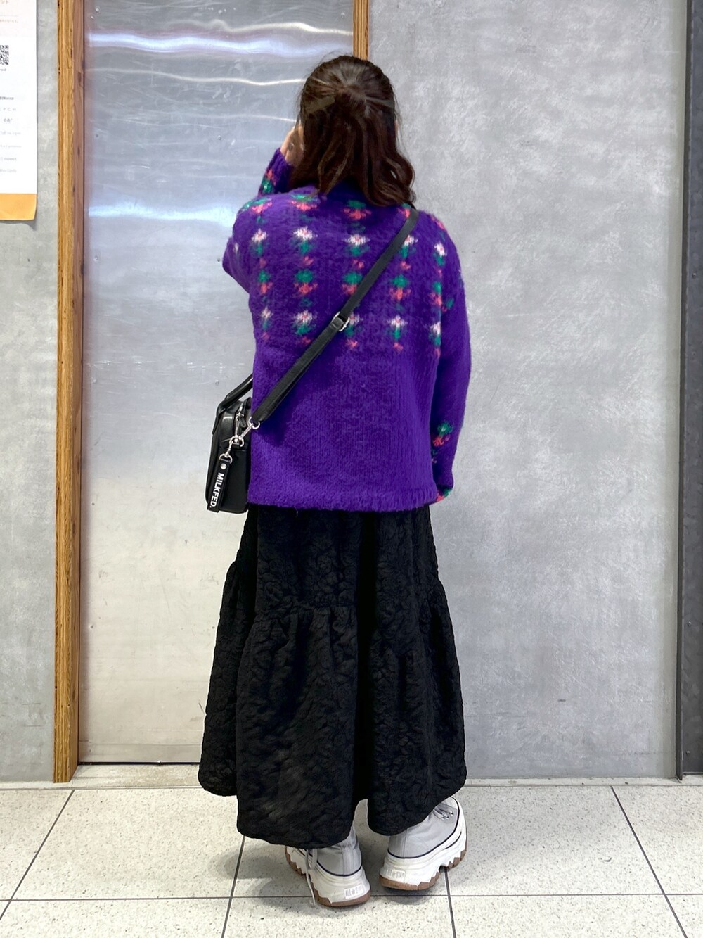 「ファッションを楽しもう、WEARyouthコーデ、お出かけコーデ、ミルクフェド、ミルクフェド(MILKFED.)、MILKFED.、カーディガン、レイヤードスタイル、スニーカー、きれいめカジュアル、シンプルスタイル、骨格ウェーブ、冬コーデ、冬アウター、クリスマスに着たい服」｜「MILKFED.のLAYERED DRESS（ワンピース、ブラック系）」を使った、レイナさん（レディース・154cm）の秋コーディネートの2枚目の写真