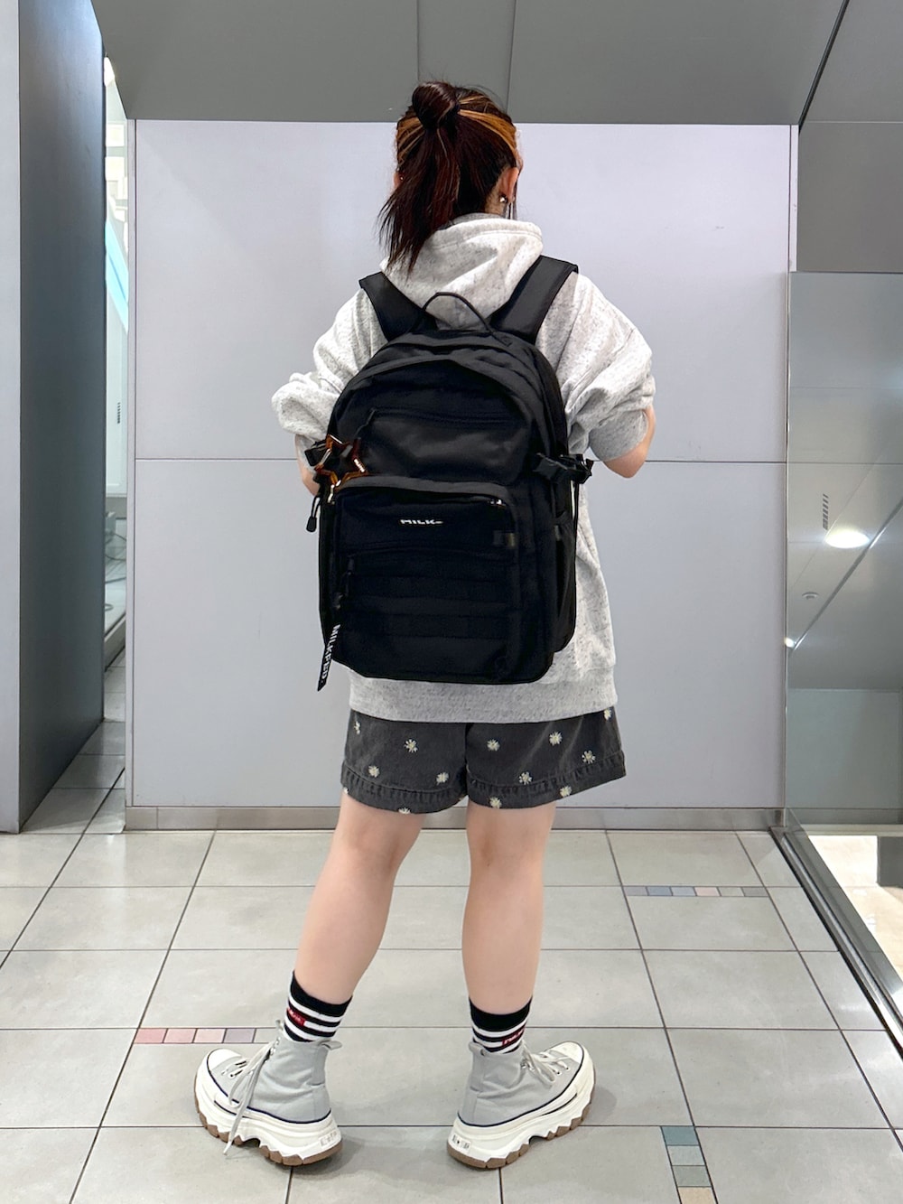 「ミルクフェド、ミルクフェド(MILKFED.)、MILKFED.、ショートパンツ、サロペット、バックパック、リュック、フーディー、ビッグシルエット、パーカーコーデ、パーカー グレー、ゆるコーデ、おしゃれさんと繋がりたい、初秋コーデ、秋服コーデ」｜「MILKFED.のINITIALS SWEAT HOODIE（パーカー、その他）」を使った、レイナさん（レディース・154cm）の夏コーディネートの3枚目の写真