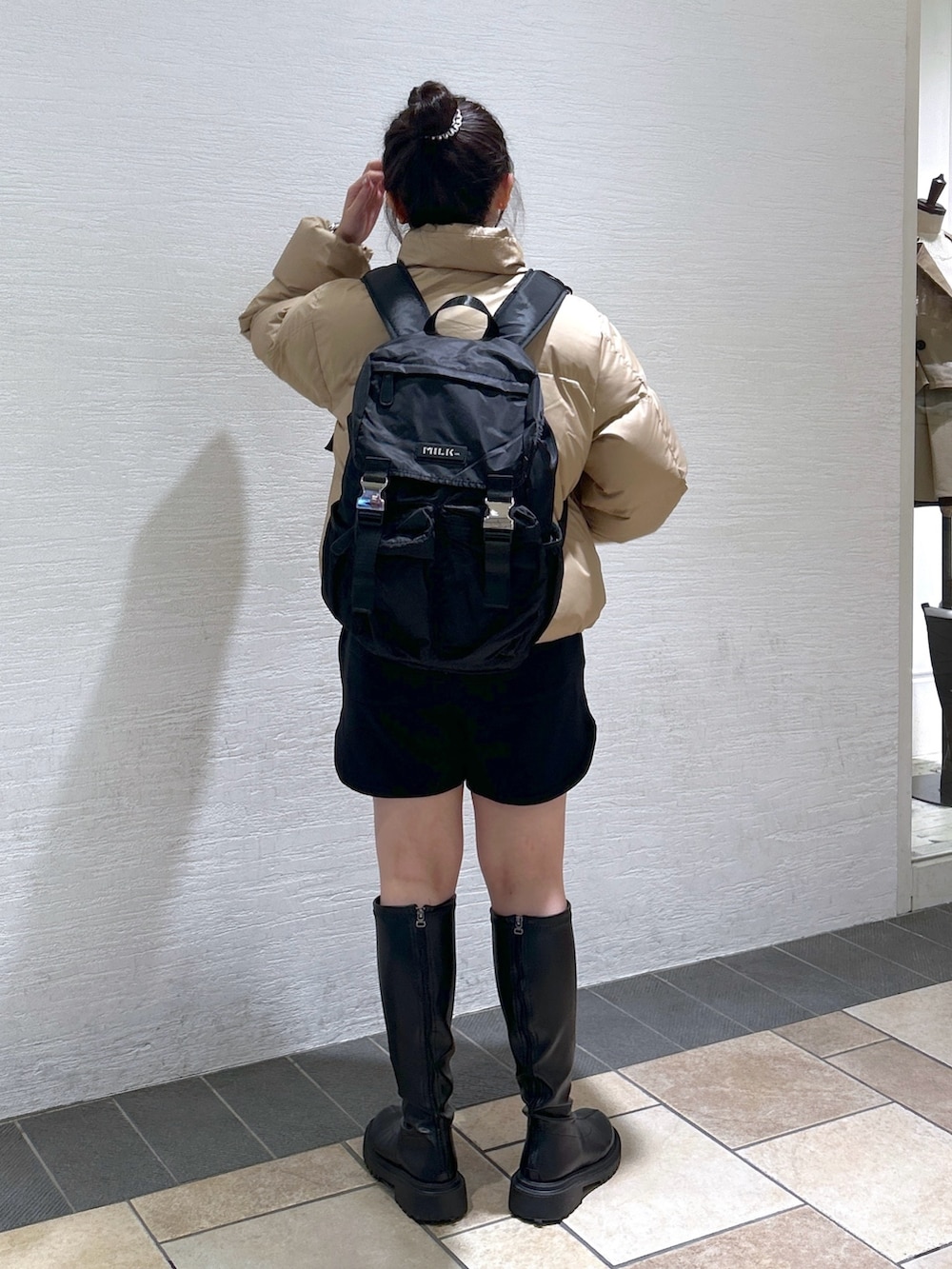 「ミルクフェド、ミルクフェド(MILKFED.)、MILKFED.、パファージャケット、ダウンジャケット、ショートパンツ、リュック、お出かけコーデ、冬アウター、低身長女子、キレイめコーデ、オトナカジュアル、ベージュ、シンプルスタイル」｜「MILKFED.のDAILY SWEAT SHORTS（スウェットパンツ、ブラック系）」を使った、レイナさん（レディース・154cm）の冬コーディネートの2枚目の写真
