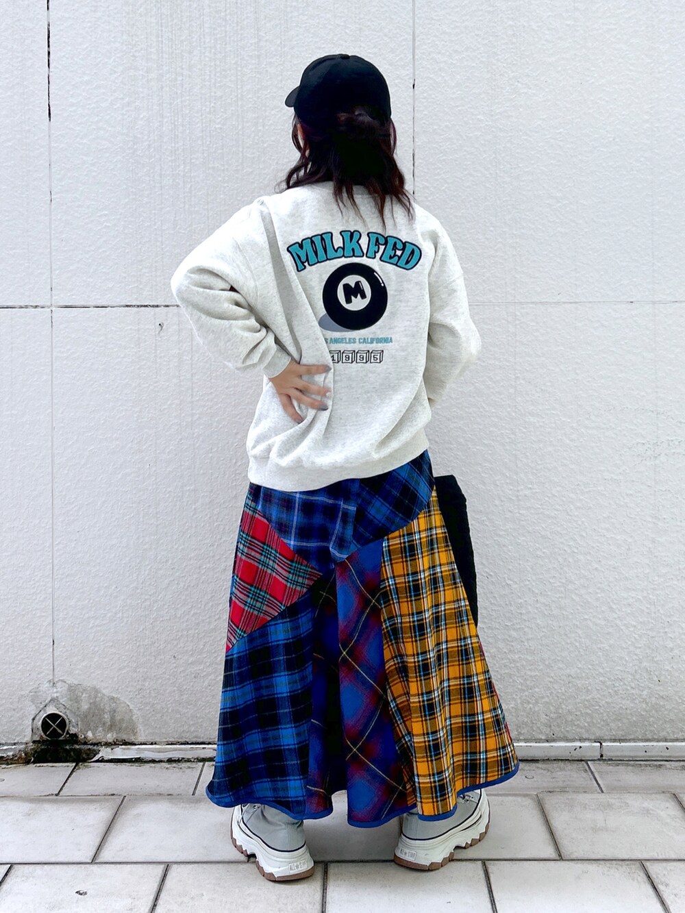 「秋服まるっと大公開、秋服、ミルクフェド、ミルクフェド(MILKFED.)、MILKFED.、トレーナー、スウェット、キャップ、キャップ女子、トートバッグ、キルティングバッグ、PCバッグ、カジュアルコーデ、チェックスカート、大人かわいい」｜「MILKFED.のPLAID PATCHWORK SKIRT（スカート、ブルー系）」を使った、レイナさん（レディース・154cm）の秋コーディネートの2枚目の写真