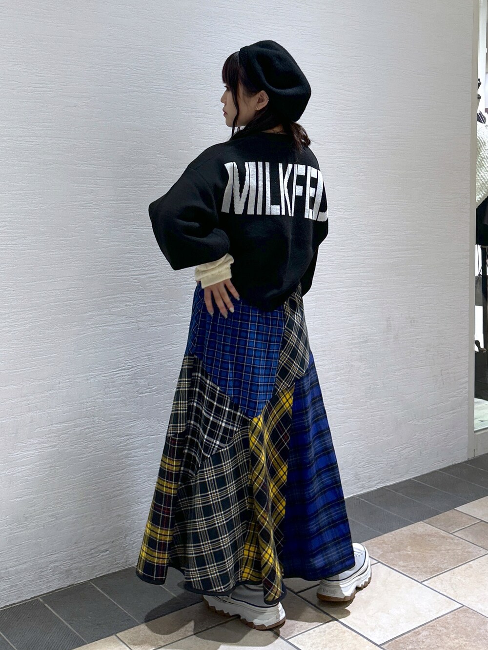 「秋服まるっと大公開、ミルクフェド、ミルクフェド(MILKFED.)、MILKFED.、アームウォーマー、チェックスカート、フレアスカート、ニットコーデ、秋服、ベレー帽、converse、カジュアルコーデ、大人カジュアル、秋のコーデ、お洒落さんとつながりたい」｜「MILKFED.のJACQUARD LOGO KNIT TOP（ニット/セーター、ブラック系）」を使った、レイナさん（レディース・154cm）の秋コーディネートの2枚目の写真
