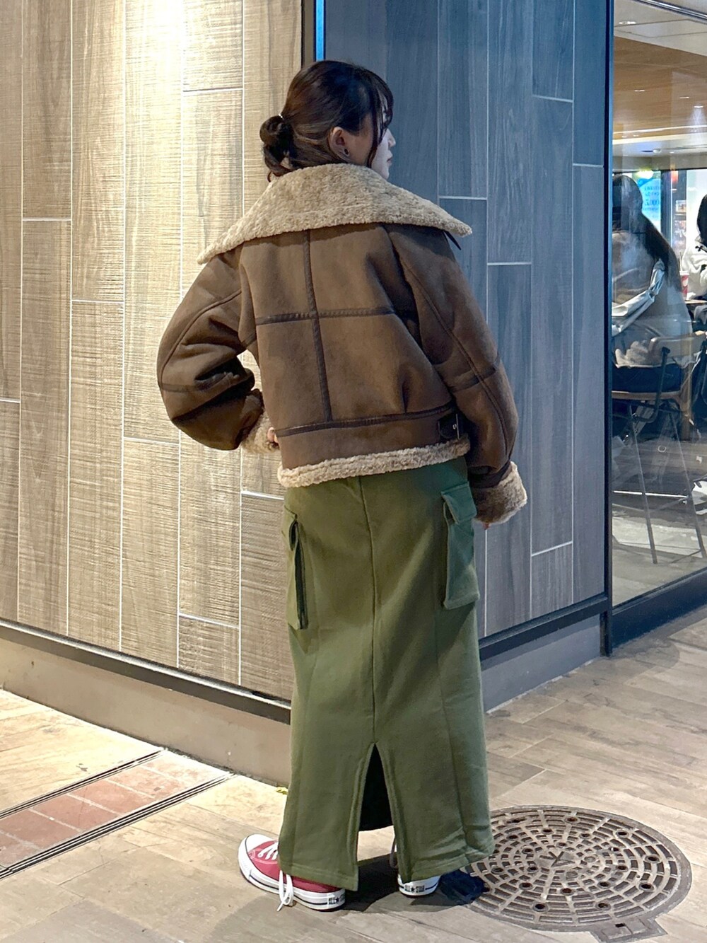 「ファッションを楽しもう、WEARyouthコーデ、ミルクフェド、ミルクフェド(MILKFED.)、MILKFED.、ビッグシルエット、秋冬コーデ、セットアップ、ムートンジャケット、ムートンコート、アウター、低身長女子、お出かけコーデ、カラー×コーデ、冬アウター」｜「MILKFED.のFAUX MOUTON JACKET（ムートンコート、ブラウン系）」を使った、レイナさん（レディース・154cm）の秋コーディネートの2枚目の写真