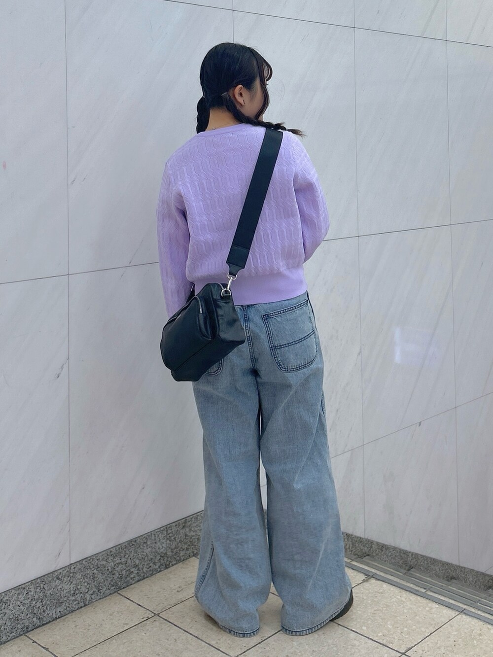 「ミルクフェド、ミルクフェド(MILKFED.)、MILKFED.、 カーディガン、デニムパンツ、ワイドデニム、ショルダーバッグ、ライトパープル、パープル、お出かけコーデ、春のNewスタイル、カラーコーデ、大人カジュアル、低身長コーデ、きれいめカジュアル」｜「MILKFED.のOUI LOGO KNIT CARDIGAN（カーディガン/ボレロ、パープル系）」を使った、レイナさん（レディース・154cm）の春コーディネートの2枚目の写真