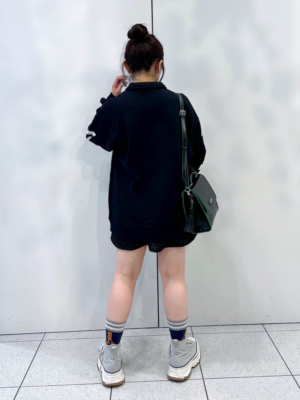 「休日スタイル、ミルクフェド、ミルクフェド(MILKFED.)、MILKFED.、ハーフジップ、オトナカジュアル、おしゃれさんと繋がりたい、秋服コーデ、初秋コーデ、ミニスカート、シンプルスタイル、低身長コーデ、骨格ウェーブ、converse、厚底スニーカー」｜「MILKFED.のSQUARE BAG（ショルダーバッグ、ブラック系）」を使った、レイナさん（レディース・154cm）の秋コーディネートの2枚目の写真