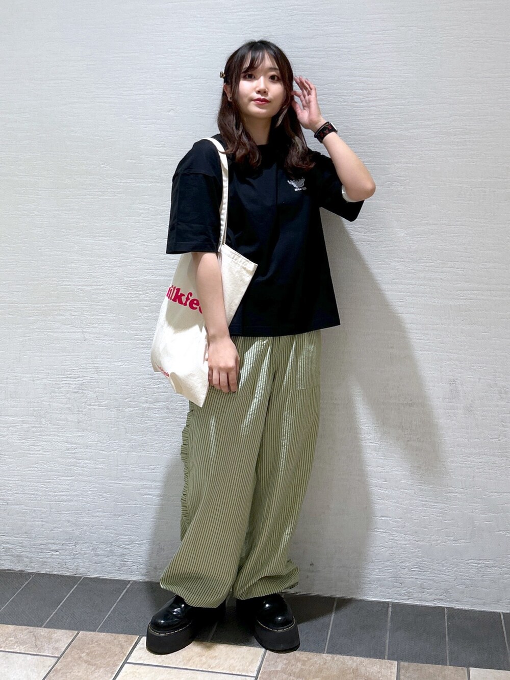 「ミルクフェド、ミルクフェド(MILKFED.)、MILKFED.、ロゴT、春のNewスタイル、グリーン、ワイドパンツ、トートバッグ、着回しコーデ、お出かけコーデ、ストライプ、きれいめカジュアル、ラクチンコーデ、Tシャツ、春夏コーデ」｜「MILKFED.のSTRIPPED RUFFLE PANTS（その他パンツ、グリーン系）」を使った、レイナさん（レディース・154cm）の春コーディネートの2枚目の写真