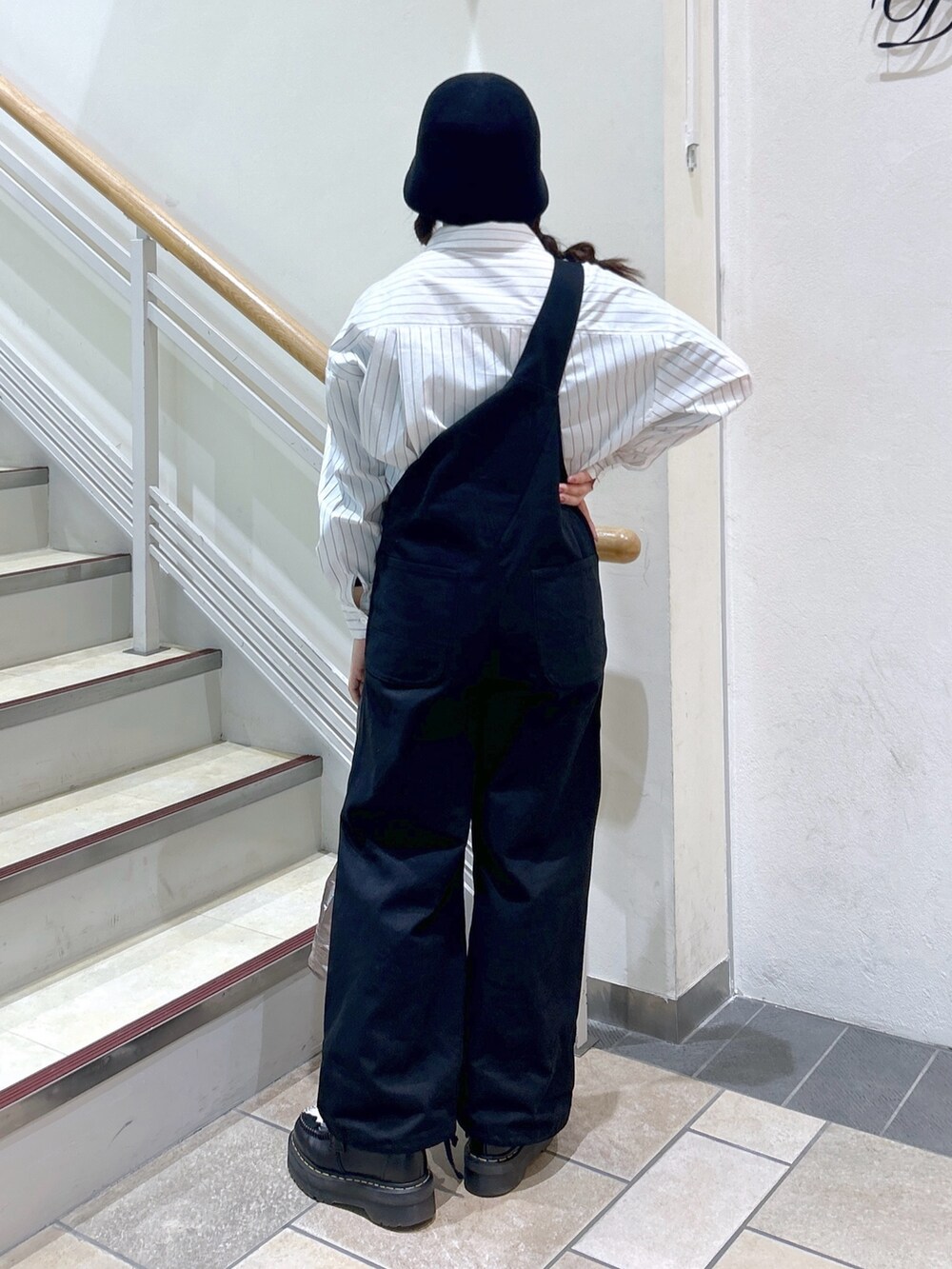 「ミルクフェド、ミルクフェド(MILKFED.)、MILKFED.、ストライプシャツ、オーバーオール、サロペット、ハット、ショルダーバッグ、メタリック、お出かけコーデ、オトナカジュアル、モノトーン、休日スタイル、オトナ女子」｜「MILKFED.のSTRIPED ZIP UP SHIRT（シャツ/ブラウス、ホワイト系）」を使った、レイナさん（レディース・154cm）の冬コーディネートの2枚目の写真