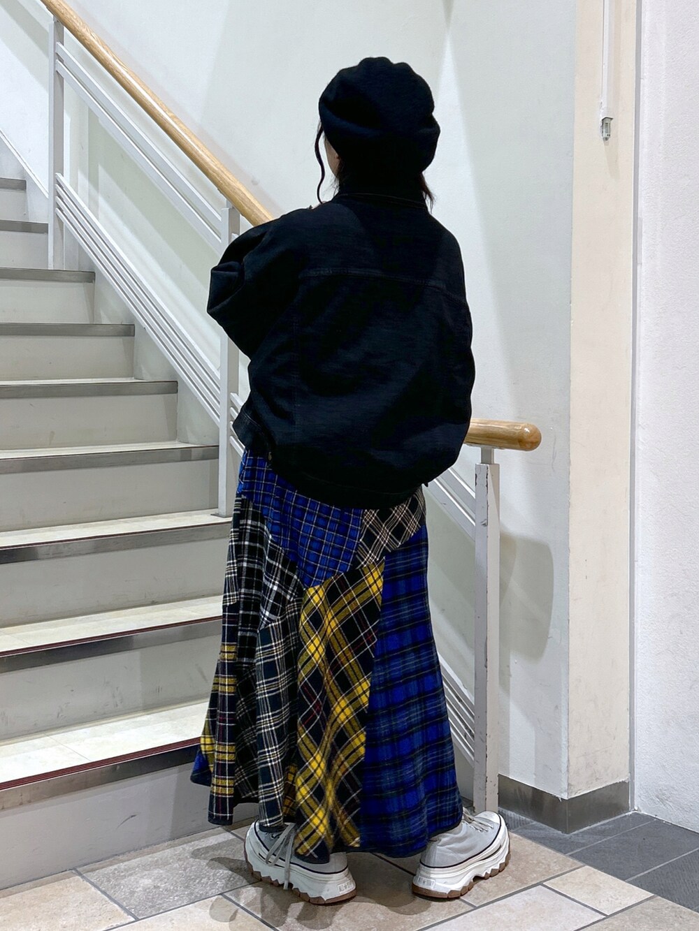 「秋服まるっと大公開、ミルクフェド、ミルクフェド(MILKFED.)、MILKFED.、converse、チェックスカート、デニムジャケット、フレアスカート、トレーナー、スウェット、低身長、秋服、秋カラー、お洒落さんとつながりたい、秋のコーデ」｜「MILKFED.のPLAID PATCHWORK SKIRT（スカート、ブラック系）」を使った、レイナさん（レディース・154cm）の秋コーディネートの2枚目の写真