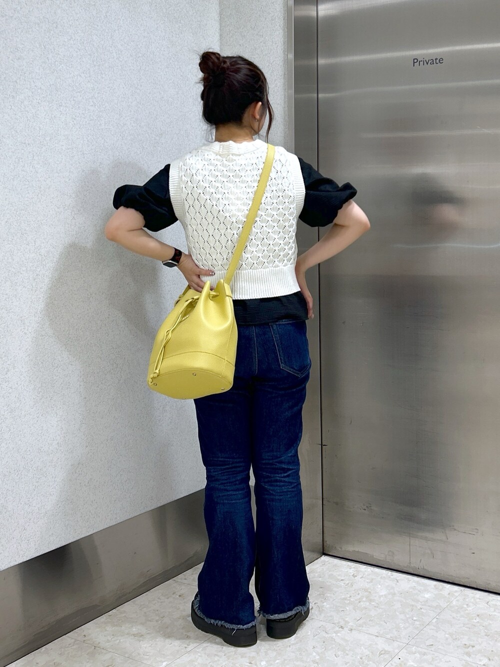 「ミルクフェド、MILKFED.、ミルクフェド(MILKFED.)、ベスト、ニットベスト、ブラウス、レイヤードスタイル、フレアデニム、ショルダーバッグ、イエロー、大人カジュアル、春ファッション、パフスリーブ、きれいめカジュアル、初夏コーデ」｜「MILKFED.のDRAWSTRING SHOULDER BAG（ショルダーバッグ、イエロー系）」を使った、レイナさん（レディース・154cm）の春コーディネートの2枚目の写真