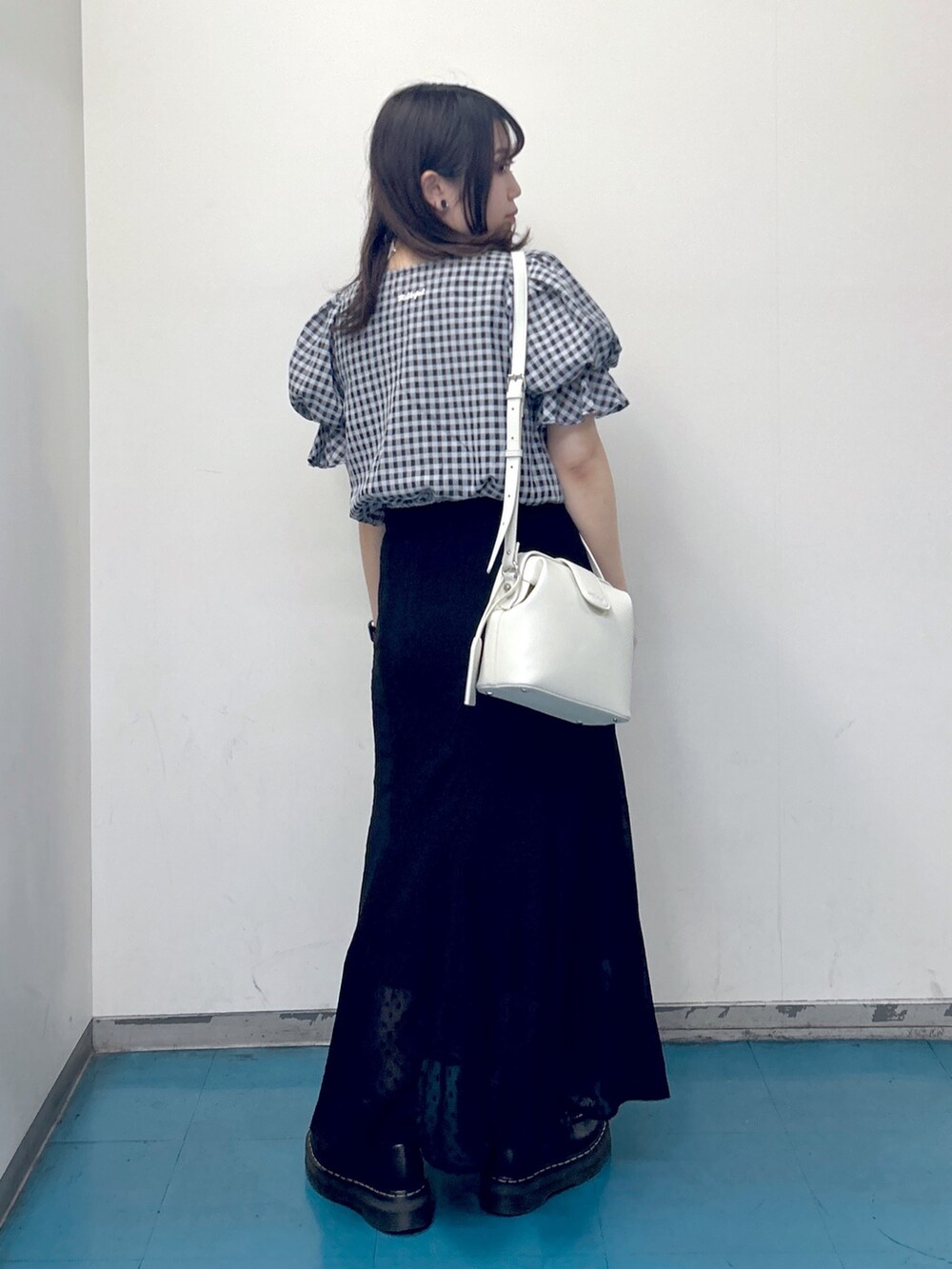 「ミルクフェド、ミルクフェド(MILKFED.)、MILKFED.、マーメイドスカート、ブラウス、チェックシャツ、大人可愛い、ドクターバッグ、お出かけコーデ、モノトーン、初夏コーデ、ガーリー、骨格ウェーブ」｜「MILKFED.のDOCTOR BAG（ショルダーバッグ、ホワイト系）」を使った、レイナさん（レディース・154cm）の春コーディネートの2枚目の写真