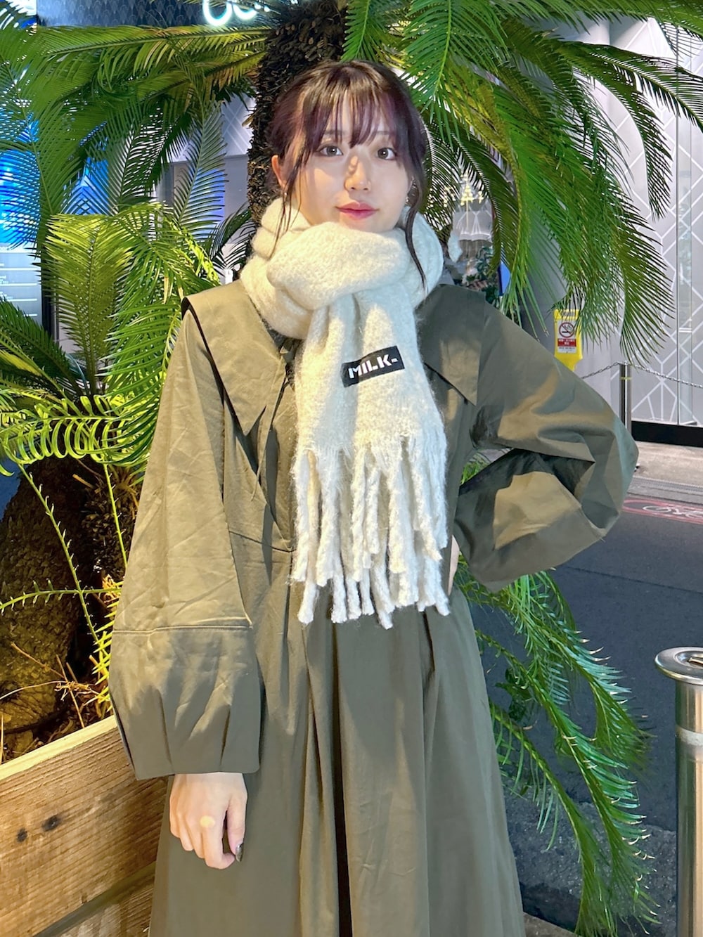 「秋服まるっと大公開、ミルクフェド、ミルクフェド(MILKFED.)、MILKFED.、マフラー、マフラーぐるぐる、ストール、秋服準備はじめました、お洒落さんとつながりたい、オトナ女子、オトナカジュアル、大人かわいい、きれいめカジュアル、カラー×コーデ、カジュアルコーデ」｜「MILKFED.のBASIC SOLID STOLE（ストール/ショール、ホワイト系）」を使った、レイナさん（レディース・154cm）の秋コーディネートの2枚目の写真