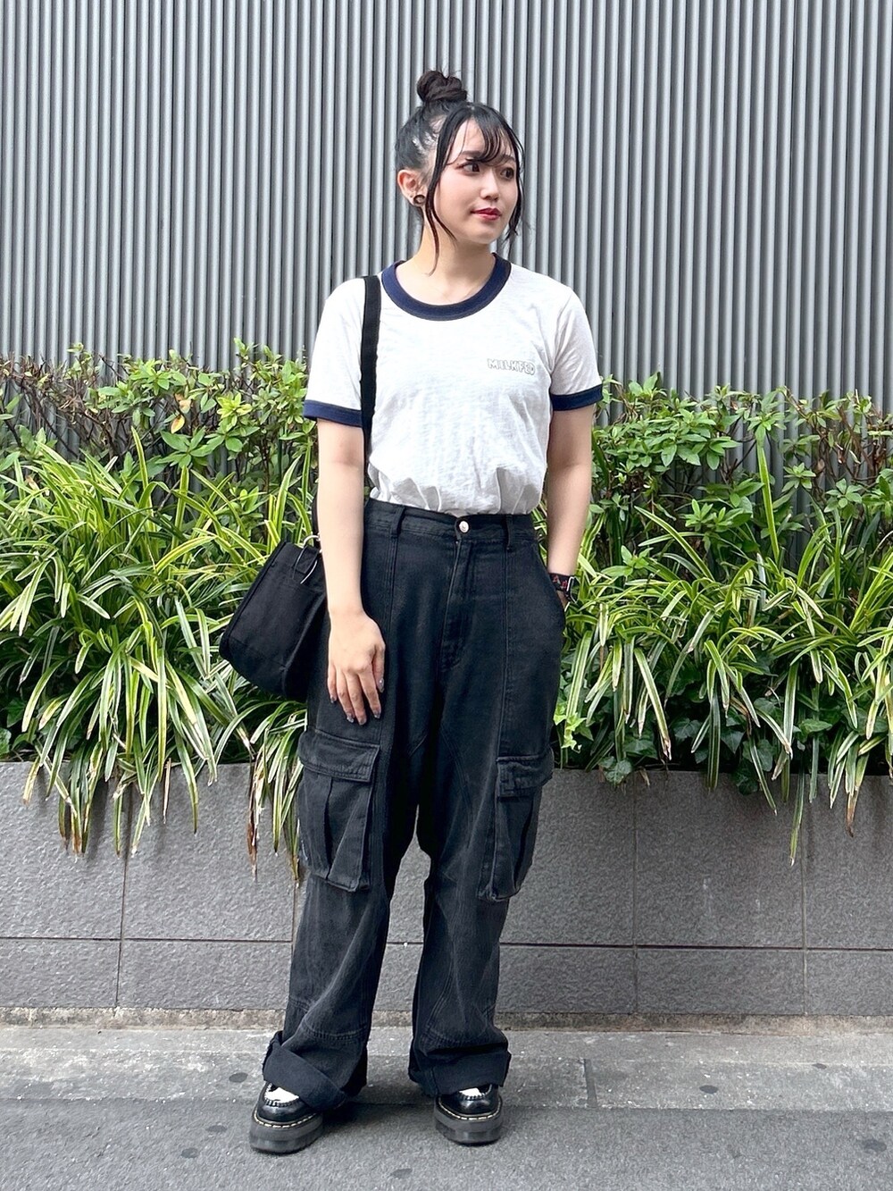 「ミルクフェド、ミルクフェド(MILKFED.)、MILKFED.、お出かけコーデ、リンガーTシャツ、デニムパンツ、デニムカーゴパンツ、ショルダーバッグ、ボーイッシュ、おだんごヘアー、154cm、休日スタイル、ブラックコーデ、メンズライク、チビT」｜「MILKFED.のDENIM CARGO PANTS（カーゴパンツ、ブラック系）」を使った、レイナさん（レディース・154cm）の夏コーディネートの2枚目の写真
