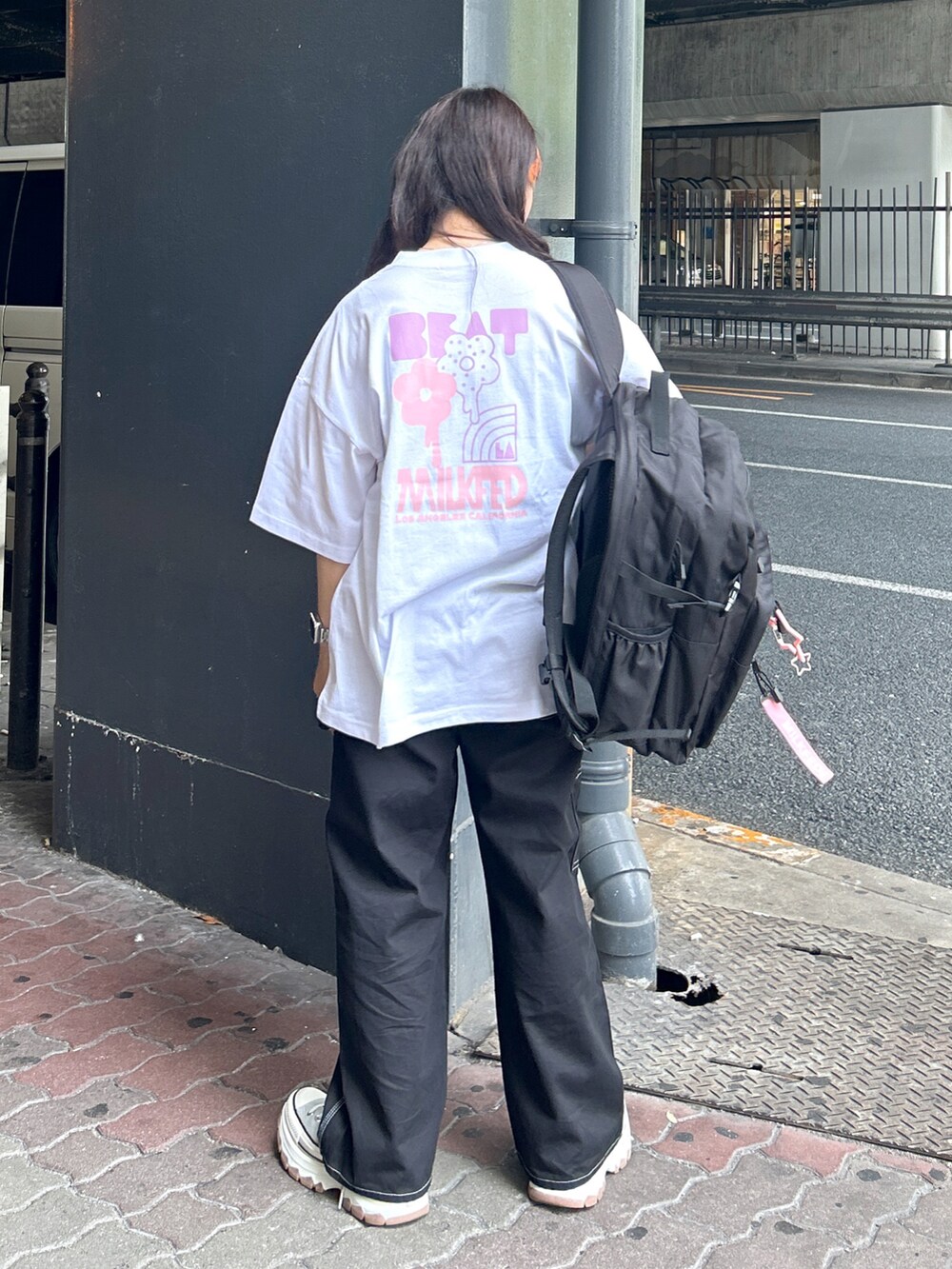 「ミルクフェド、ミルクフェド(MILKFED.)、MILKFED.、みんなの白Tフェス、ビッグシルエット、リュック、バックパック、シンプルコーデ、ZOZOセール2023夏、休日スタイル、低身長コーデ、ootd、厚底スニーカー、骨格ウェーブ、ブラックコーデ」｜「MILKFED.のBEAT WIDE S/S TEE（Tシャツ/カットソー、ホワイト系）」を使った、レイナさん（レディース・154cm）の夏コーディネートの2枚目の写真