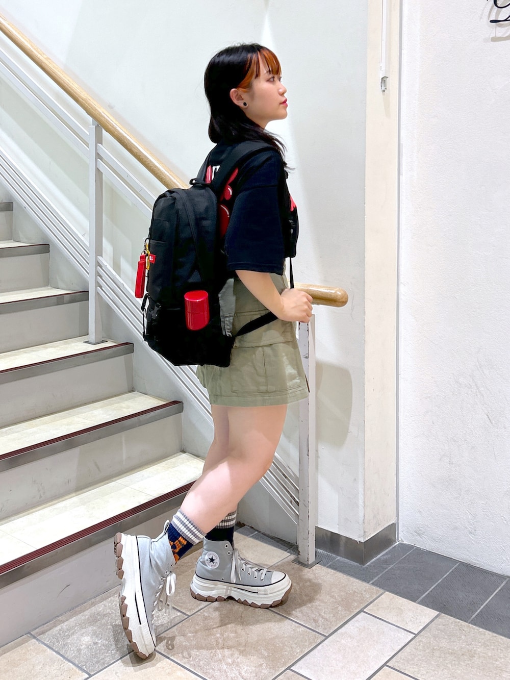 「WEARyouthコーデ、夏コーデ、初夏コーデ、ZOZOセール2023夏、今日のコーデ、ootd、MILKFED.、ミルクフェド、ミルクフェド(MILKFED.)、Tシャツ、ロゴT、ショートパンツ、バックパック、リュック、おしゃれさんと繋がりたい」｜「MILKFED.のFLUFFY LOGO TOP（Tシャツ/カットソー、ブラック系）」を使った、レイナさん（レディース・154cm）の夏コーディネートの3枚目の写真