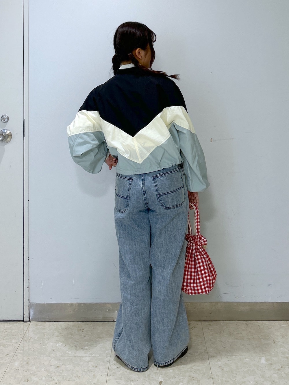 「ミルクフェド、ミルクフェド(MILKFED.)、MILKFED.、ランチバッグ、ブルゾン、シャカシャカ、デニムパンツ、ギンガムチェック、春アウター、オトナカジュアル、おでかけコーデ、大人カジュアル、春コーデ、お出かけコーデ」｜「MILKFED.のBIG POCKETS PANTS（デニムパンツ、ブルー系）」を使った、レイナさん（レディース・154cm）の春コーディネートの2枚目の写真