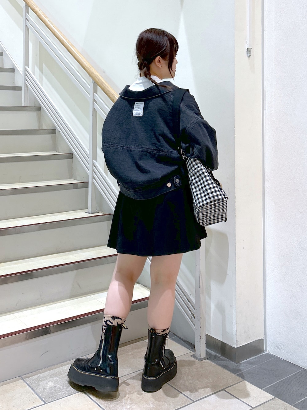 「デニムジャケット、ギンガムチェック、休日コーデ、ootd、骨格ウェーブ、ロゴT、おしゃれさんと繋がりたい、モードカジュアル、MILKFED.、ミルクフェド、XLARGE、キュロット、モノトーンコーデ、ミルクフェド(MILKFED.)、milkfed._ootd」｜「MILKFED.のDENIM JACKET（デニムジャケット、ブラック系）」を使った、レイナさん（レディース・154cm）の春コーディネートの2枚目の写真