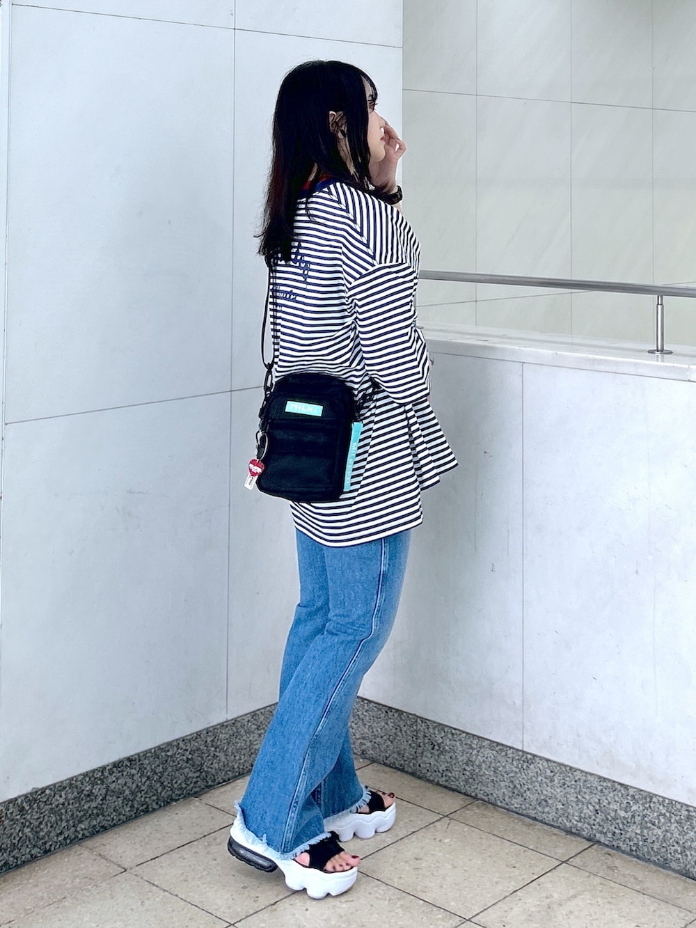 「MILKFED.、ミルクフェド(MILKFED.)、ミルクフェド、ボーダー、ラッシュガード、フレアパンツ、ショルダーバッグ、サンダル、夏コーデ、スポーツミックス、休日スタイル、アウトドアスタイル、日焼け対策、おでかけコーデ、ビッグT」｜「Ocean PacificのMILKFED. x OP RASH GUARD POCKET TEE（水着、その他）」を使った、レイナさん（レディース・154cm）の夏コーディネートの2枚目の写真