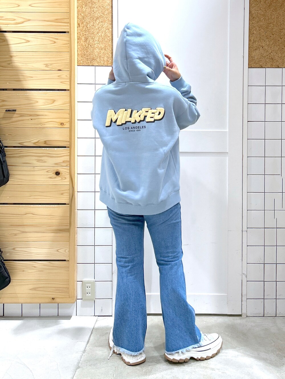 「アツいコーデ全部見せ、秋服準備はじめました、おでかけコーデ、フレアデニム、フーディー、パーカー、シンプルコーデ、ライトブルー、お洒落さんとつながりたい、裏起毛、カラーコーデ、ミルクフェド、ミルクフェド(MILKFED.)、MILKFED.、ブルー」｜「MILKFED.のMOVEMENT LOGO SWEAT HOODIE（パーカー、ブルー系）」を使った、レイナさん（レディース・154cm）の夏コーディネートの4枚目の写真