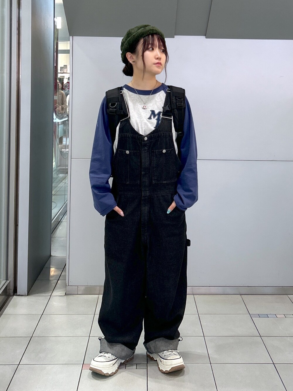 「ファッションを楽しもう、WEARyouthコーデ、ミルクフェド、ミルクフェド(MILKFED.)、MILKFED.、オーバーオール、ストリート、秋冬コーデ、お出かけコーデ、バックパック、リュック、ラグランTシャツ、サロペット、converse、厚底スニーカー」｜「MILKFED.のLOGO FLUFFY ROLL CAP（ハット、グリーン系）」を使った、レイナさん（レディース・154cm）の秋コーディネートの2枚目の写真