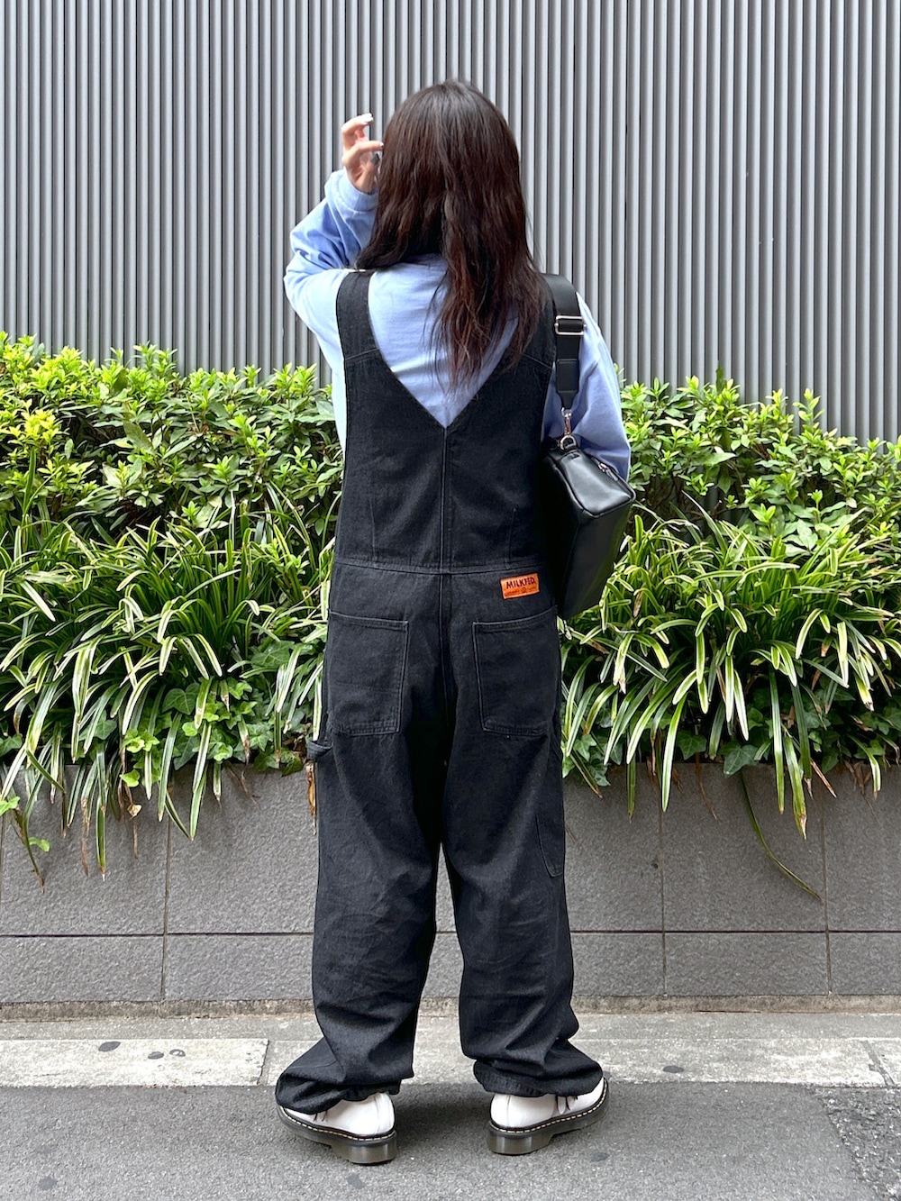 「WEARyouthコーデ、秋服準備はじめました、ミルクフェド、ミルクフェド(MILKFED.)、MILKFED.、サロペット、オーバーオール、楽チンコーデ、デニムコーデ、低身長コーデ、今日のコーデ、ootd、ロゴT、ロンT、着回しコーデ」｜「MILKFED.のDENIM OVERALLS（サロペット/オーバーオール、ブラック系）」を使った、レイナさん（レディース・154cm）の秋コーディネートの2枚目の写真