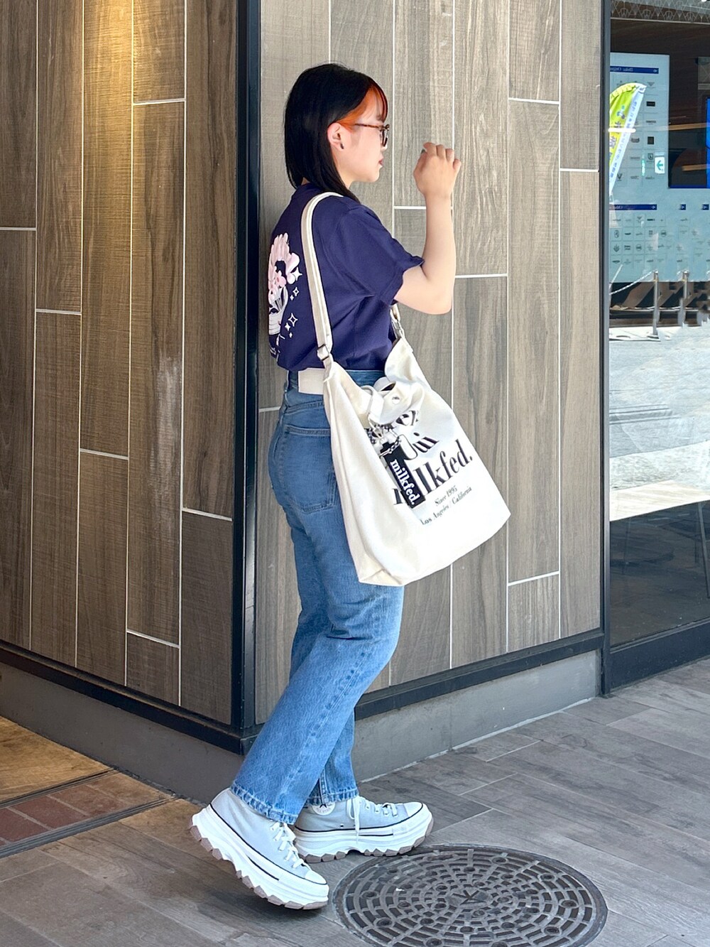 「MILKFED.、ミルクフェド、ミルクフェド(MILKFED.)、デニムコーデ、発泡プリント、着回しコーデ、ショルダーバッグ、キャンバストート、ootd、骨格ウェーブ、カジュアルコーデ、夏服、メガネ女子」｜「MILKFED.のBOUQUET SS TOP（Tシャツ/カットソー、ブルー系）」を使った、レイナさん（レディース・154cm）の夏コーディネートの3枚目の写真