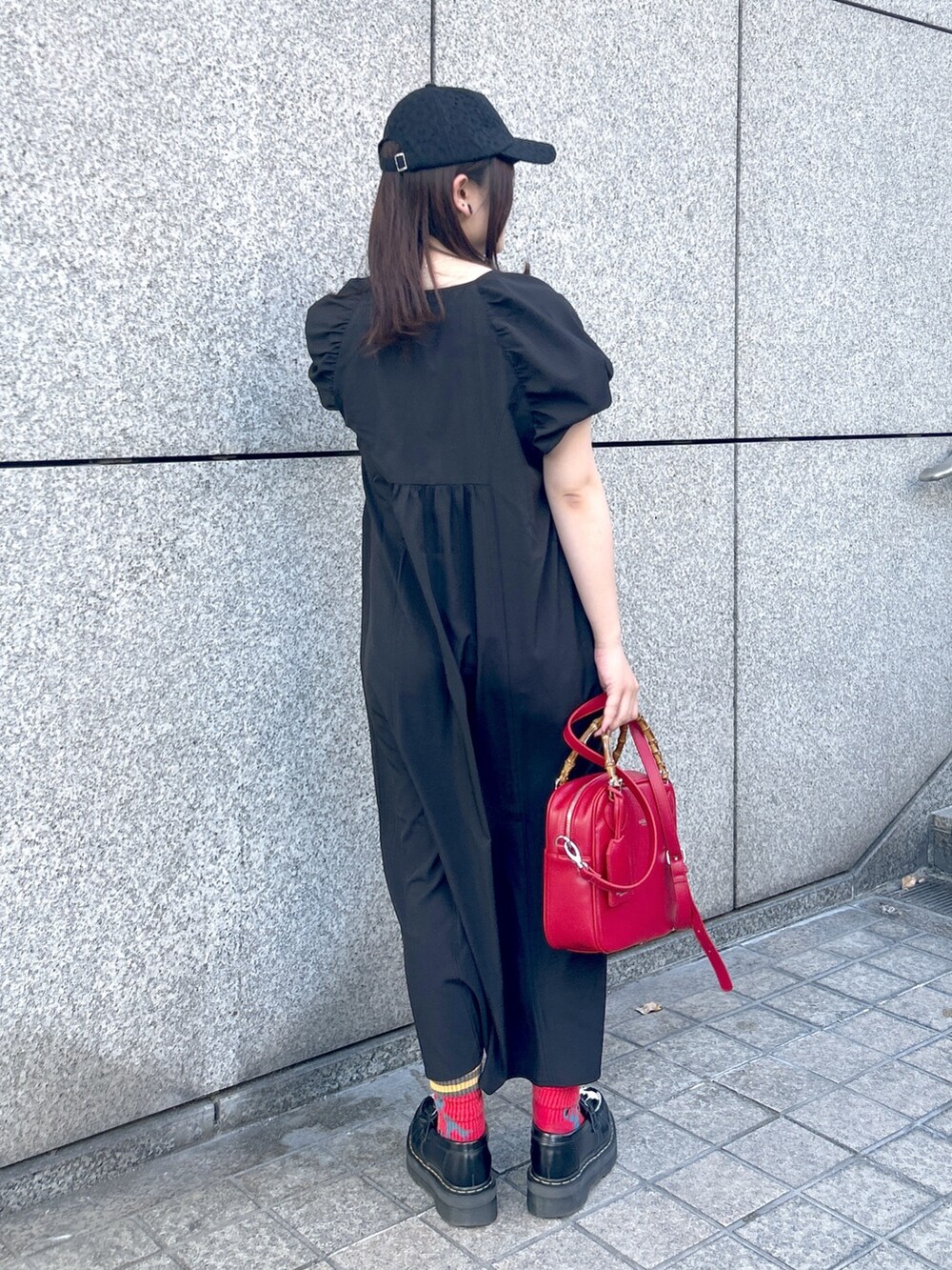 「ミルクフェド、ミルクフェド(MILKFED.)、MILKFED.、ワンピース、キャップ、ショルダーバッグ、バンブーハンドル、ブラックコーデ、レッド、キレイめカジュアル、大人カジュアル、初夏コーデ、お出かけコーデ、春夏コーデ、骨格ウェーブ」｜「MILKFED.のLOGO LACE CAP（キャップ、ブラック系）」を使った、レイナさん（レディース・154cm）の春コーディネートの2枚目の写真