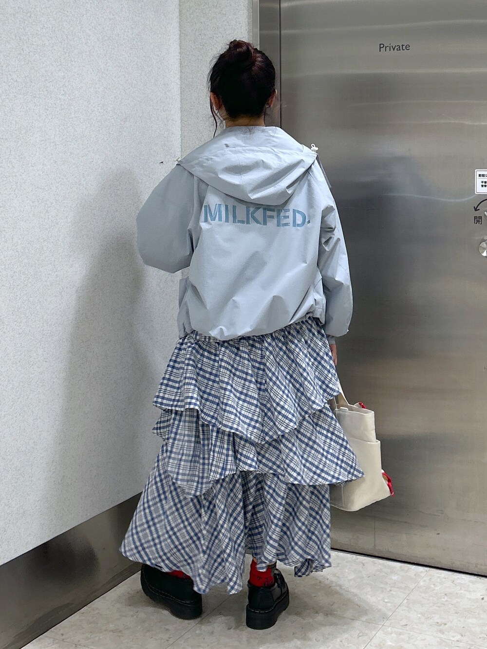 「ミルクフェド、ミルクフェド(MILKFED.)、MILKFED.、マウンテンパーカー、ティアードスカート、ショルダーバッグ、春コーデ、お出かけコーデ、水色、ブルー、ブルーコーデ、ジャケット」｜「MILKFED.のRUFFLE BAG /2WAYショルダーバッグ トートバッグ/A4収納（ショルダーバッグ、レッド系）」を使った、レイナさん（レディース・154cm）の冬コーディネートの2枚目の写真