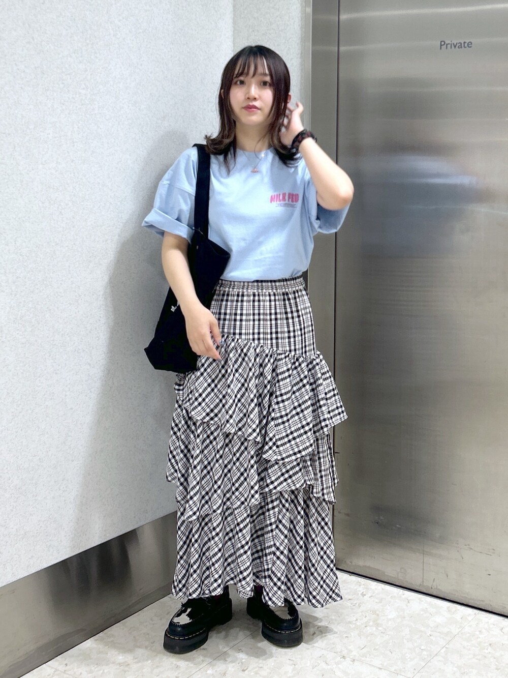 「ミルクフェド、MILKFED.、ミルクフェド(MILKFED.)、チェックスカート、Tシャツ、春ファッション、ライトブルー、トートバッグ、キャンバストート、aqostudiospace、ティアードスカート、お出かけコーデ、初夏コーデ、休日スタイル、プリントT」｜「MILKFED.のPLAID TIERED SKIRT（スカート、ブラック系）」を使った、レイナさん（レディース・154cm）の春コーディネートの2枚目の写真