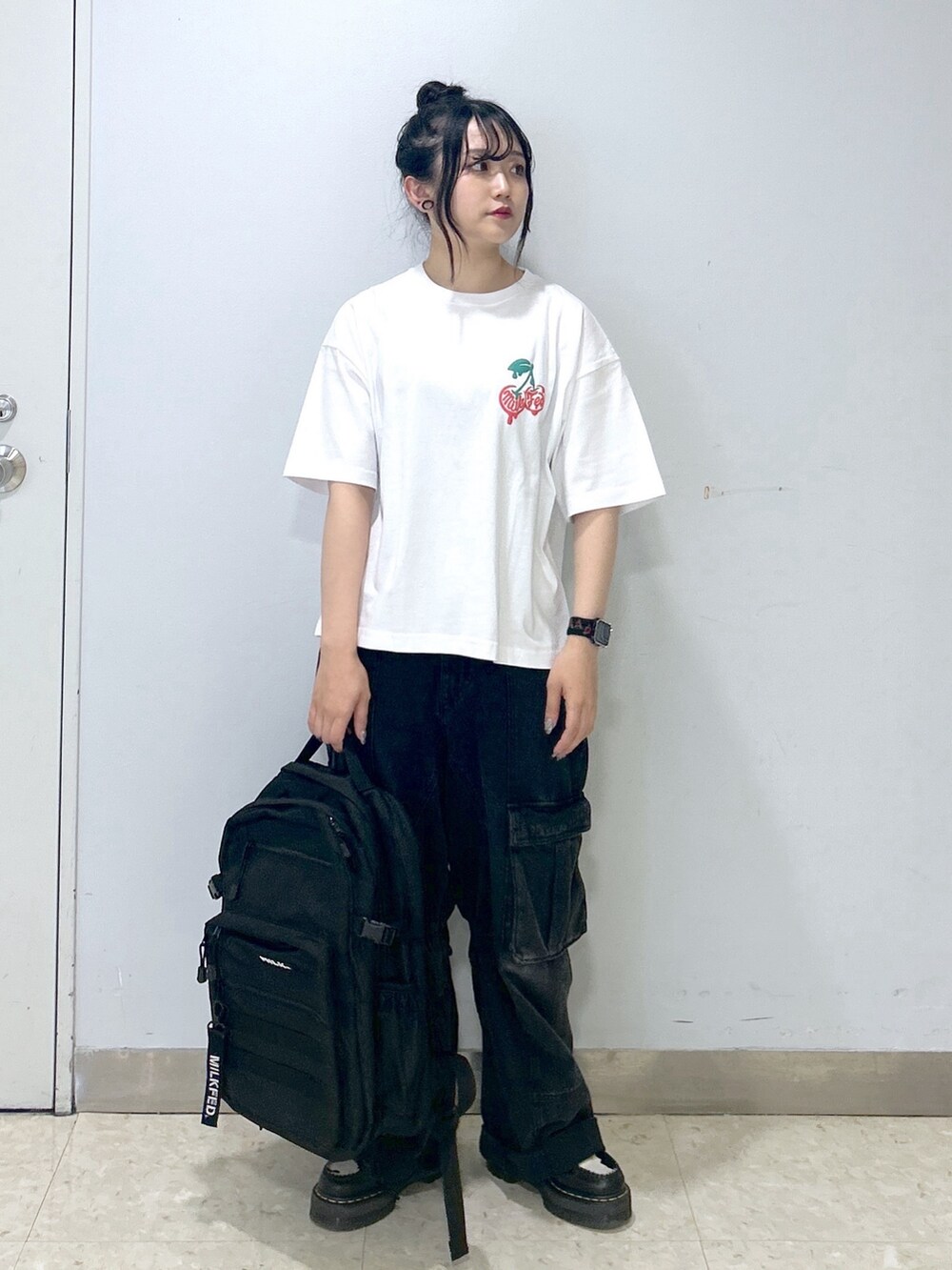 「ミルクフェド、ミルクフェド(MILKFED.)、MILKFED.、夏コーデ、白Tシャツ、カーゴパンツ、リュック、バックパック、カジュアルコーデ、リラックススタイル、シンプルコーデ、大人カジュアル、着回しコーデ、骨格ウェーブ、さくらんぼ」｜「MILKFED.の着心地もデザインにもこだわった一枚。MELT CHERRY WIDE S/S TEE（Tシャツ/カットソー、ホワイト系）」を使った、レイナさん（レディース・154cm）の夏コーディネートの3枚目の写真