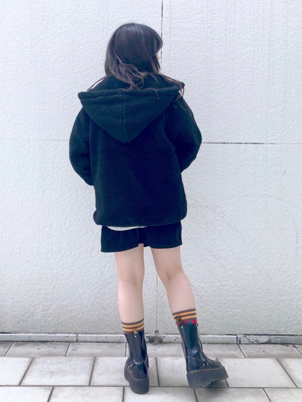「ファッションを楽しもう、WEARyouthコーデ、MILKFED.、ミルクフェド、ミルクフェド(MILKFED.)、ボアジャケット、ボアブルゾン、ボア、アウター、秋冬コーデ、大人カジュアル」｜「MILKFED.のBOA ZIP UP HOODED JACKET（ブルゾン、ブラック系）」を使った、レイナさん（レディース・154cm）の秋コーディネートの2枚目の写真