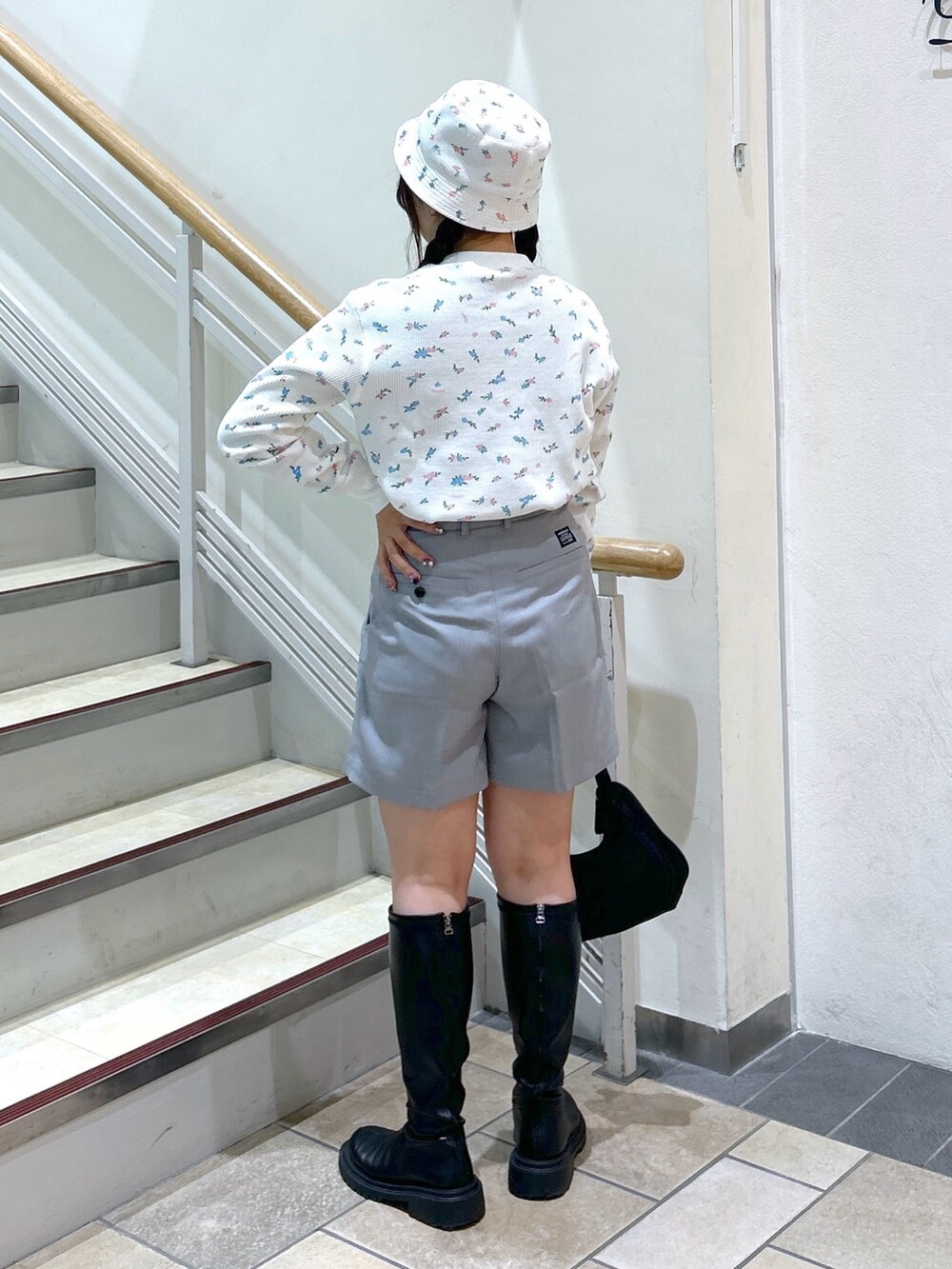 「MILKFED.、ミルクフェド、ミルクフェド(MILKFED.)、ワッフル、バケットハット、ショートパンツ、春服みてみて、春ファッション、今日のコーデ、ootd、花柄、ホワイトコーデ、お出かけコーデ、春カラー、ブーツ」｜「MILKFED.のFLORAL PATTERN WAFFLE L/S TOP（Tシャツ/カットソー、ホワイト系）」を使った、レイナさん（レディース・154cm）の春コーディネートの2枚目の写真