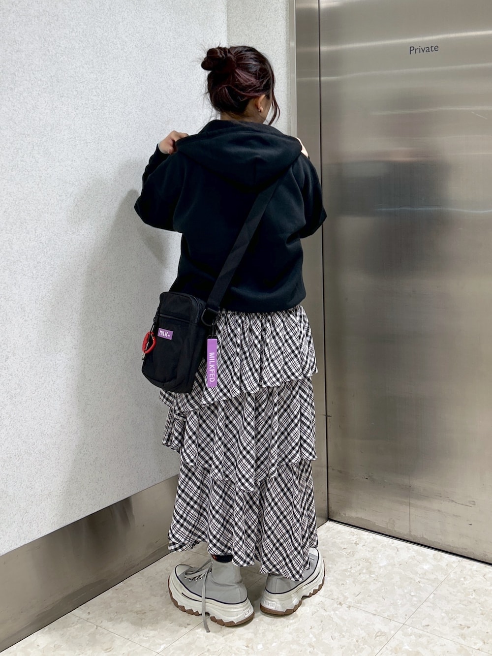 「ミルクフェド、ミルクフェド(MILKFED.)、MILKFED.、ジップアップパーカー、パーカー、ティアードスカート、チェックスカート、大人カジュアル、着回しコーデ、カジュアルコーデ、ブラックコーデ、スニーカーコーデ、チェック、お出かけコーデ、ロングスカート」｜「MILKFED.のARCH LOGO ZIP UP HOODIE（パーカー、ブラック系）」を使った、レイナさん（レディース・154cm）の冬コーディネートの2枚目の写真