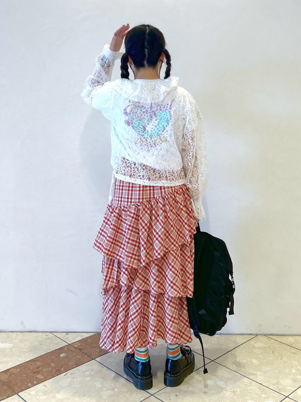 「ミルクフェド、MILKFED.、ミルクフェド(MILKFED.)、カーディガン、レース、チビT、リュック、ティアードスカート、チェックスカート、レッド、春のNewスタイル、レイヤードスタイル、パステルカラー、お出かけコーデ、春服コーデ」｜「MILKFED.のPLAID TIERED SKIRT（スカート、レッド系）」を使った、レイナさん（レディース・154cm）の春コーディネートの3枚目の写真