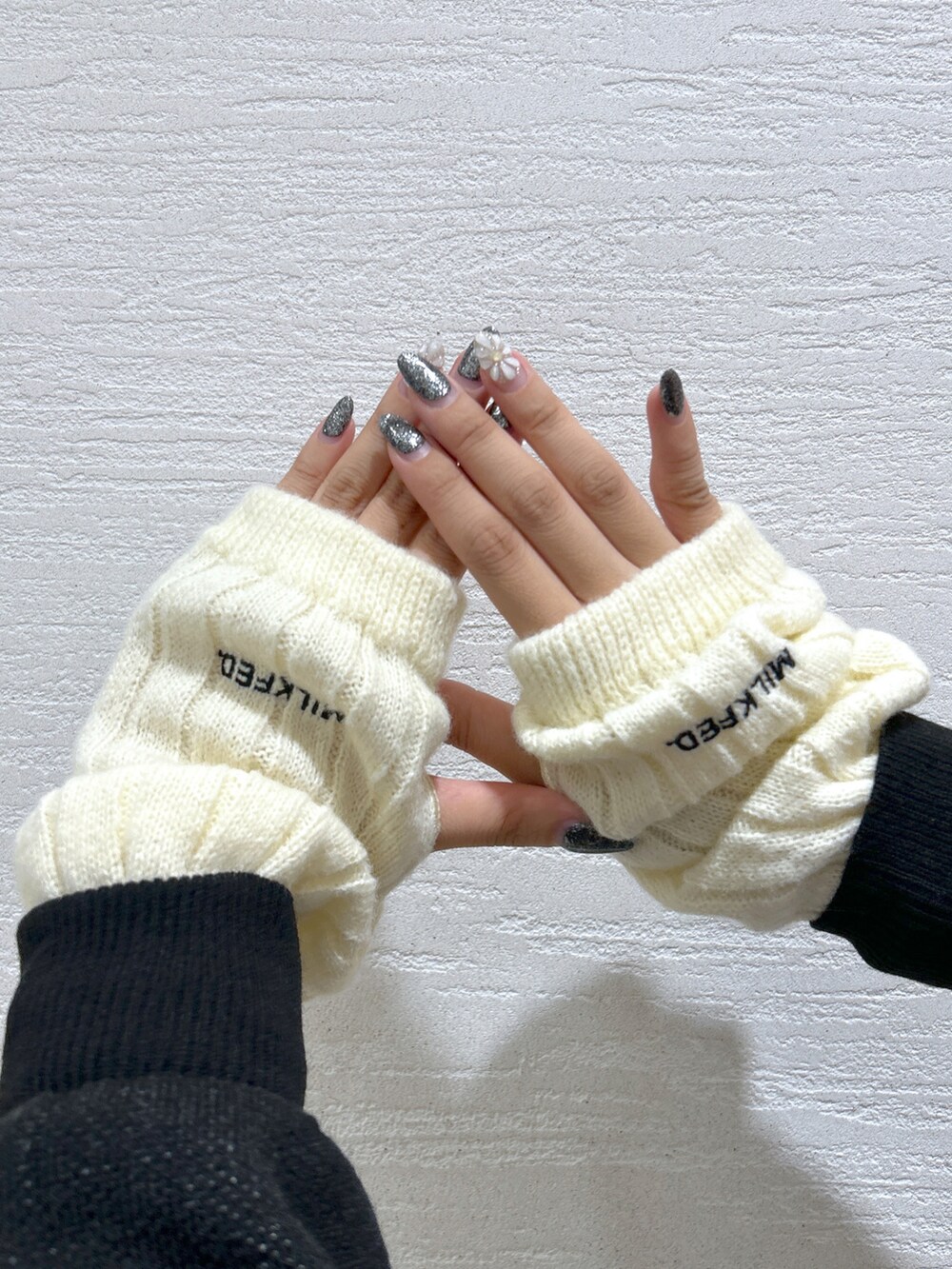 「秋服まるっと大公開、ミルクフェド、ミルクフェド(MILKFED.)、MILKFED.、アームウォーマー、チェックスカート、フレアスカート、ニットコーデ、秋服、ベレー帽、converse、カジュアルコーデ、大人カジュアル、秋のコーデ、お洒落さんとつながりたい」｜「MILKFED.のJACQUARD LOGO KNIT TOP（ニット/セーター、ブラック系）」を使った、レイナさん（レディース・154cm）の秋コーディネートの3枚目の写真