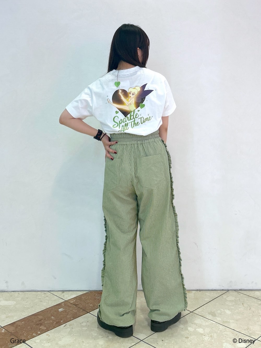 「ミルクフェド、ミルクフェド(MILKFED.)、MILKFED.、disney、ティンカーベル、ライトグリーン、ディズニーコーデ、Tシャツ、ワイドパンツ、ポーチ、きれいめカジュアル、お出かけコーデ、ディズニー、カラーコーデ、シアートップス」｜「DisneyのMILKFED./TINKER BELL/SS TEE（Tシャツ/カットソー、ホワイト系）」を使った、レイナさん（レディース・154cm）の春コーディネートの4枚目の写真
