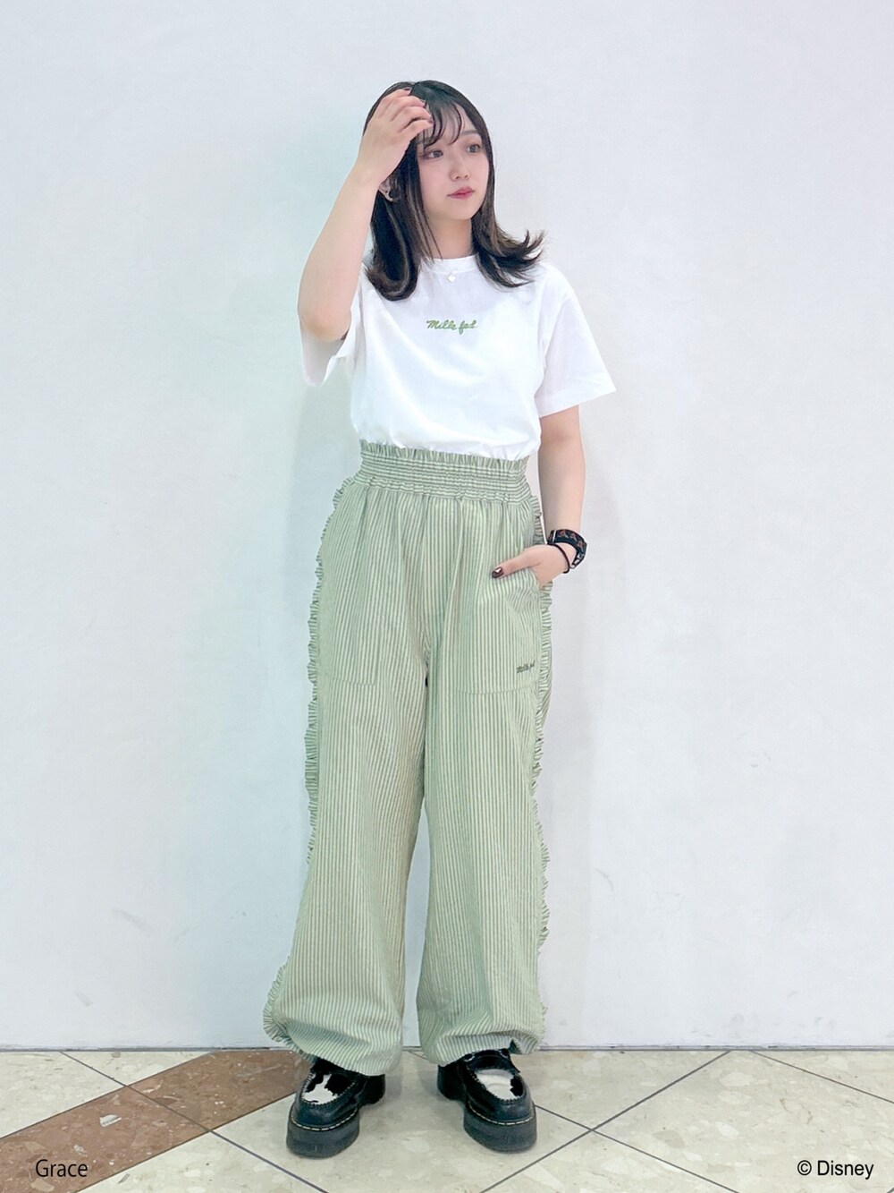 「ミルクフェド、ミルクフェド(MILKFED.)、MILKFED.、disney、ティンカーベル、ライトグリーン、ディズニーコーデ、Tシャツ、ワイドパンツ、ポーチ、きれいめカジュアル、お出かけコーデ、ディズニー、カラーコーデ、シアートップス」｜「DisneyのMILKFED./TINKER BELL/SS TEE（Tシャツ/カットソー、ホワイト系）」を使った、レイナさん（レディース・154cm）の春コーディネートの3枚目の写真