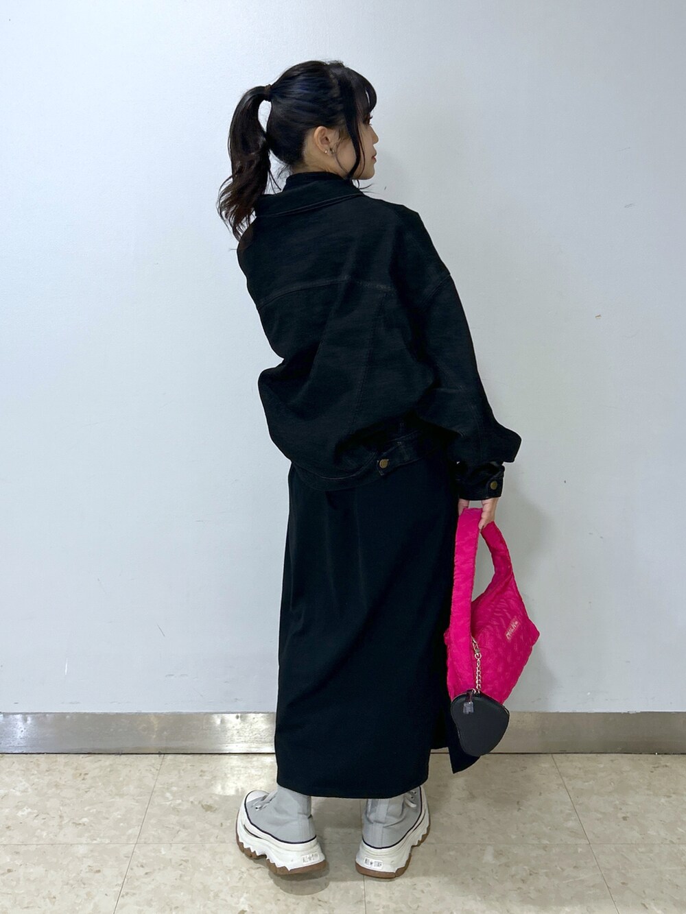 「WEARyouthコーデ、秋服準備はじめました、ワンピース、ミルクフェド、ミルクフェド(MILKFED.)、MILKFED.、キルティングバッグ、デニムジャケット、converse、楽チンコーデ、ブラックコーデ、キレイめカジュアル、低身長コーデ、ootd、オトナ女子」｜「CONVERSEのCONVERSE / コンバース/ALL STAR TREKWAVE HI_W/オールスタートレックウエーブHI_W（スニーカー、グレー系）」を使った、レイナさん（レディース・154cm）の秋コーディネートの2枚目の写真
