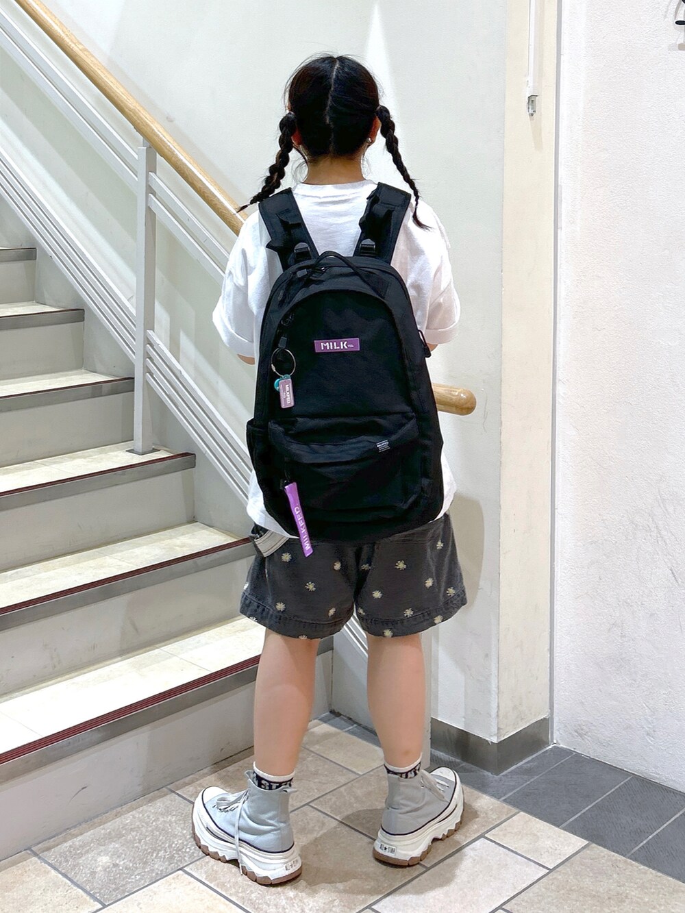 「お出かけコーデ、WEARyouthコーデ、MILKFED.、ミルクフェド、ミルクフェド(MILKFED.)、バックパック、リュック、アツいコーデ全部見せ、ショートパンツ、サロペット、converse、厚底スニーカー、ビッグシルエット、ロゴT、みんなの白Tフェス」｜「MILKFED.のSCHOOL LOGO WIDE S/S TEE（Tシャツ/カットソー、ホワイト系）」を使った、レイナさん（レディース・154cm）の夏コーディネートの2枚目の写真