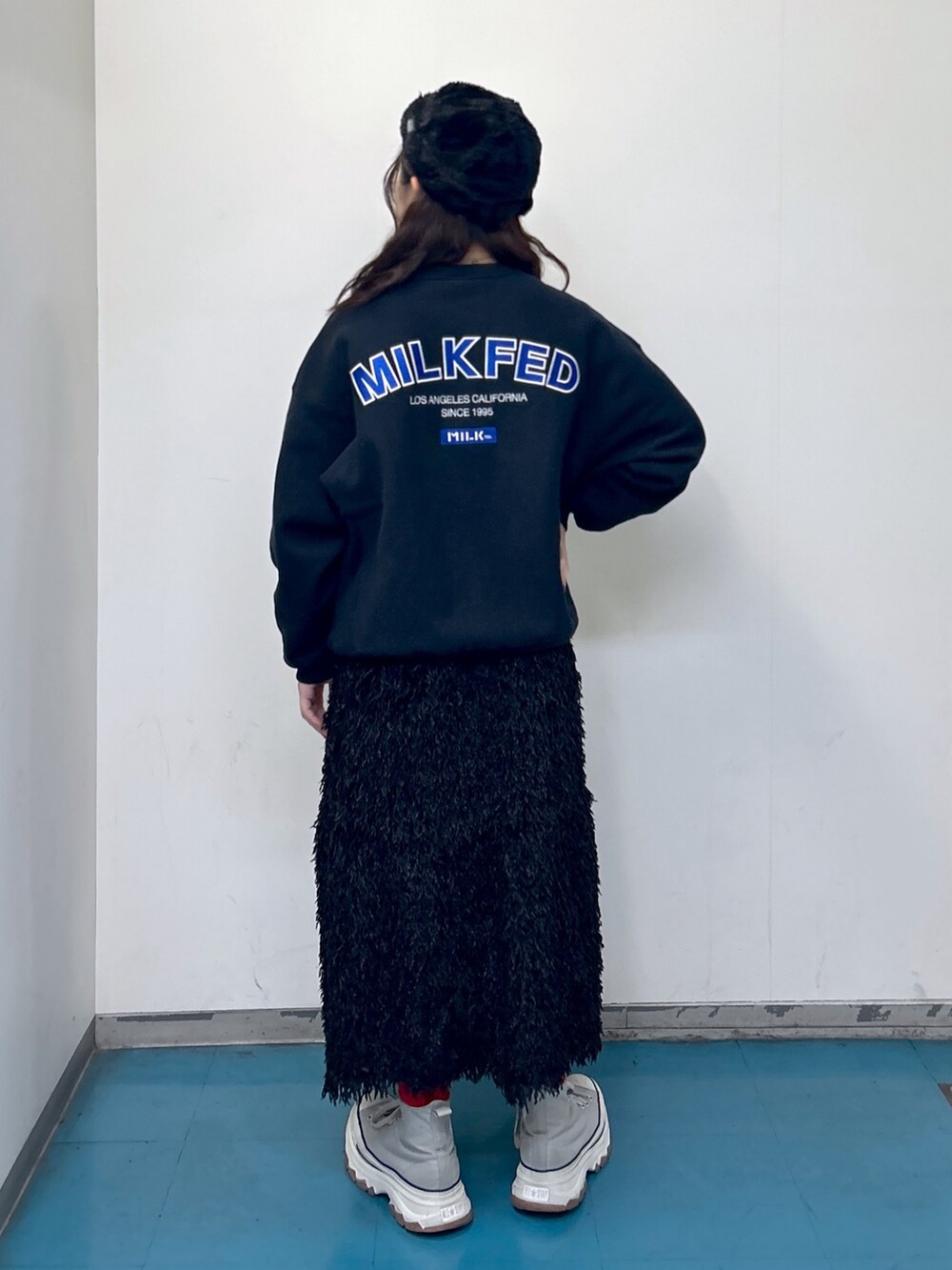 「WEARyouthコーデ、ミルクフェド、ミルクフェド(MILKFED.)、MILKFED.、Champion、フェザー、クリスマスに着たい服、ショルダーバッグ、converse、デートコーデ、マイベストコーデ2023、今日のコーデ、ootd、トレーナー、スウェット」｜「MILKFED.のMILKFED.ⅹCHAMPION SWEAT TOP（スウェット、ブラック系）」を使った、レイナさん（レディース・154cm）の冬コーディネートの2枚目の写真