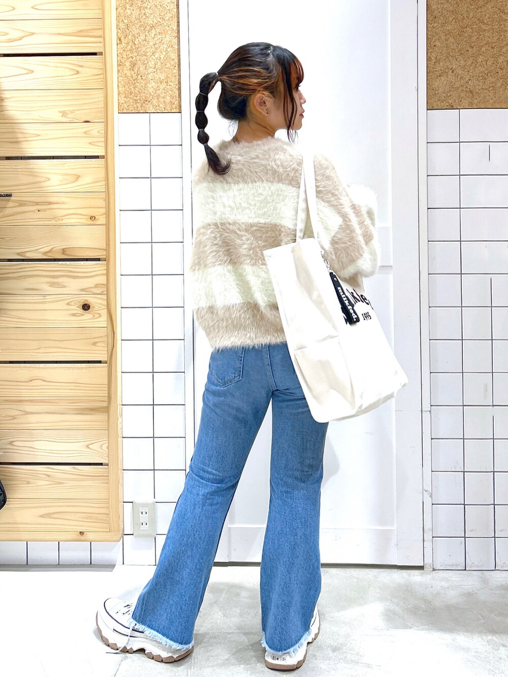 「アツいコーデ全部見せ、秋服準備はじめました、シャギーニット、ミルクフェド、ミルクフェド(MILKFED.)、MILKFED.、低身長女子、ボーダーニット、フレアデニム、キャンバストート、大きめバッグ、お洒落さんとつながりたい、デートスタイル（WOMEN）、ニット、きれいめコーディネート」｜「MILKFED.のSHAGGY KNIT TOP（ニット/セーター、ベージュ系）」を使った、レイナさん（レディース・154cm）の夏コーディネートの2枚目の写真