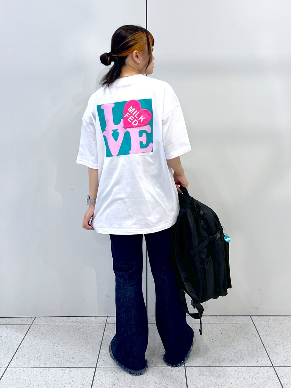 「みんなの白Tフェス、WEARyouthコーデ、夏だ！Tシャツ着よう！、ミルクフェド、ミルクフェド(MILKFED.)、MILKFED.、フレアデニム、バックパック、リュック、カジュアルコーデ、骨格ウェーブ、低身長コーデ、おしゃれさんと繋がりたい、リュックスタイル、ZOZOセール2023夏」｜「MILKFED.のHIGH WAIST FLARE JEANS（デニムパンツ、ブルー系）」を使った、レイナさん（レディース・154cm）の夏コーディネートの2枚目の写真