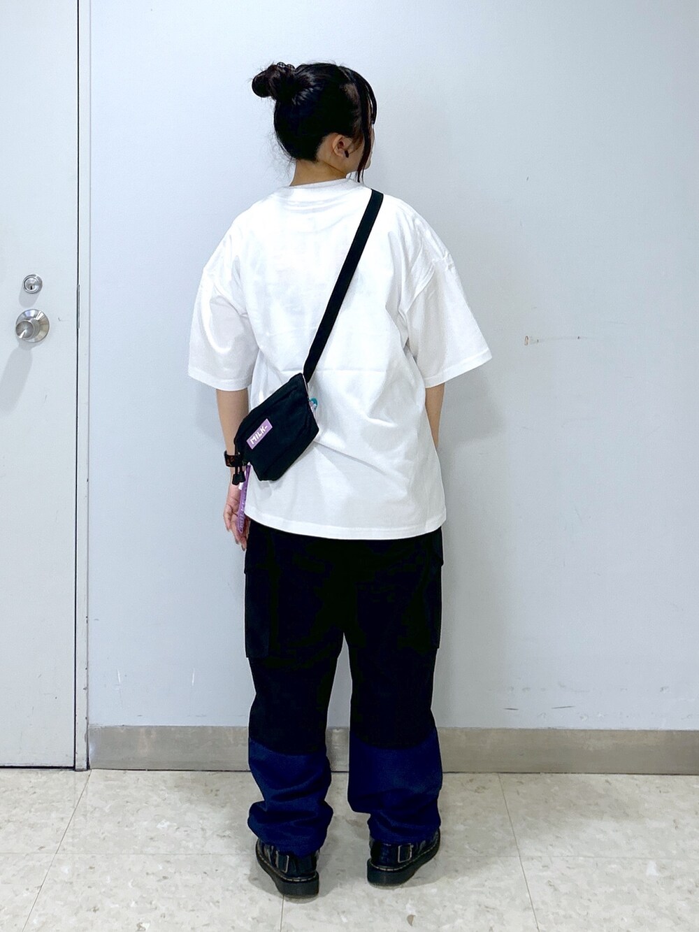 「ミルクフェド、ミルクフェド(MILKFED.)、MILKFED.、オーバーサイズ、ビッグT、カーゴパンツ、ショルダーバッグ、夏だ！Tシャツ着よう！、フェスコーデ、休日スタイル、ラクチンコーデ、ootd、ストリート、シンプルスタイル、白Tシャツ」｜「MILKFED.のCARGO PANTS（カーゴパンツ、ブラック系）」を使った、レイナさん（レディース・154cm）の夏コーディネートの2枚目の写真