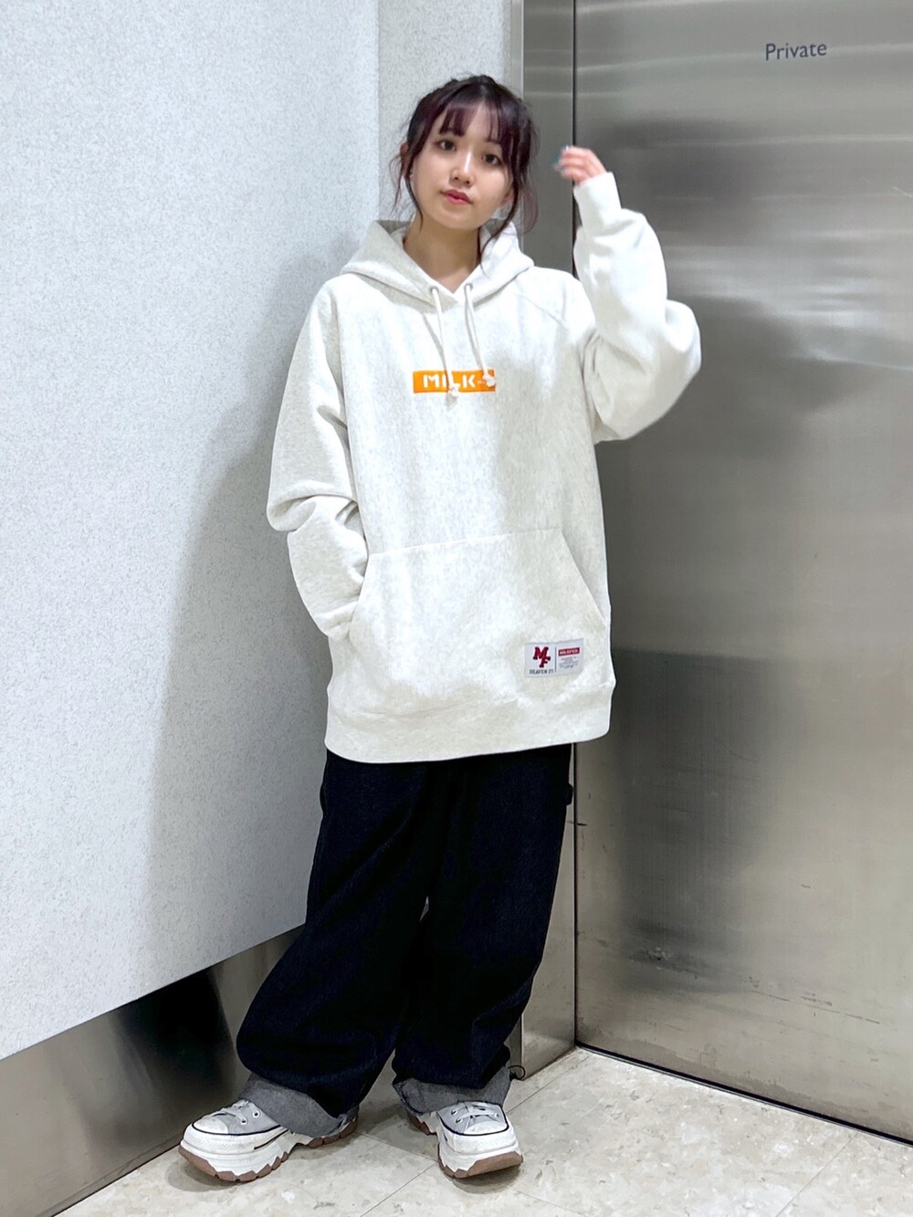 「ミルクフェド、ミルクフェド(MILKFED.)、MILKFED.、chanmpion、チャンピオン、フーディー、パーカーコーデ、パーカー、オーバーサイズ、メンズライク、ボーイズライク、ストリートコーデ、裏起毛、おでかけコーデ、おしゃれさんと繋がりたい」｜「MILKFED.のMILKFED.ⅹCHAMPION SWEAT HOODIE（パーカー、ベージュ系）」を使った、レイナさん（レディース・154cm）の秋コーディネートの2枚目の写真